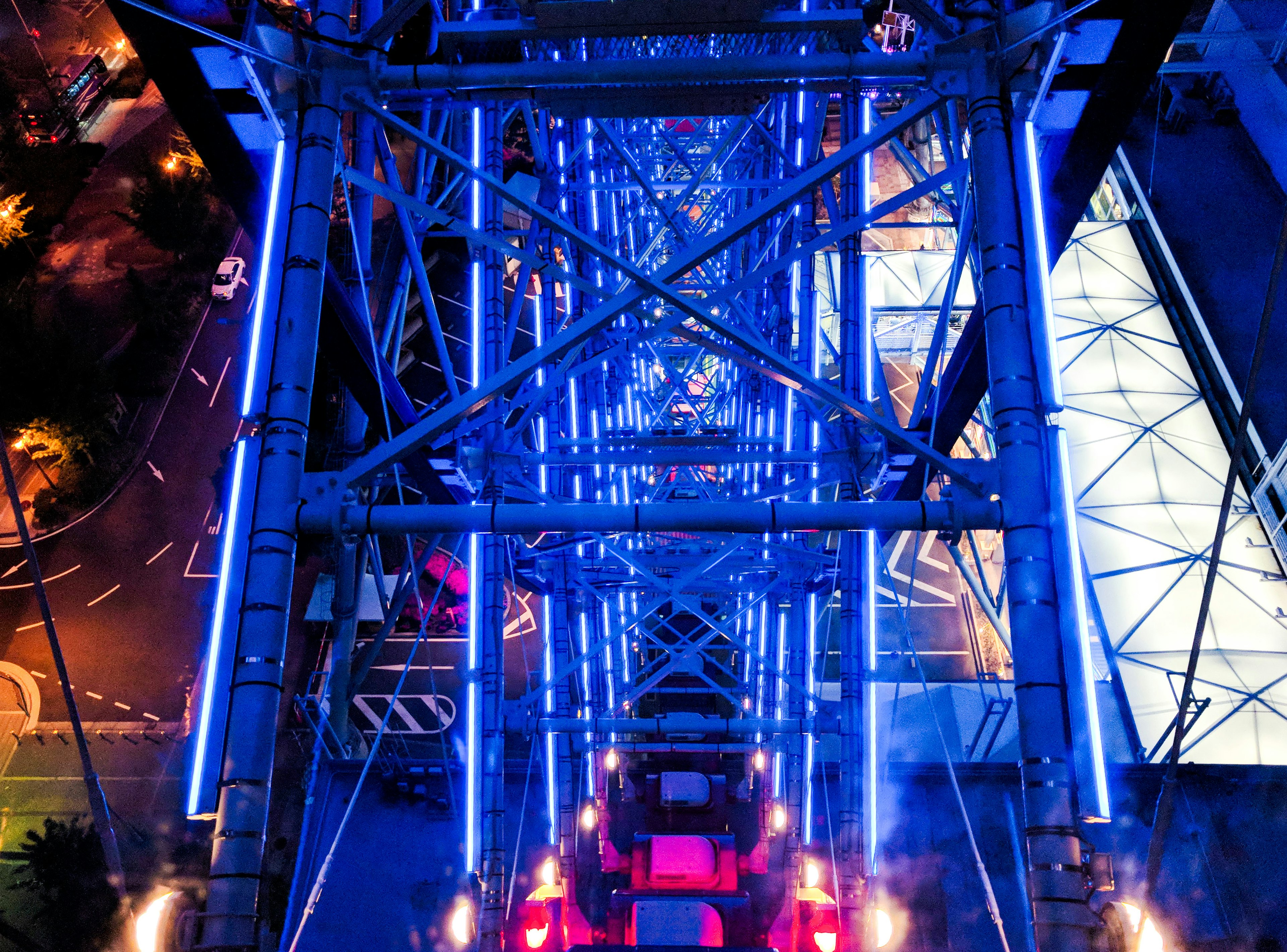 Vista aérea de una gran estructura iluminada por luces azules