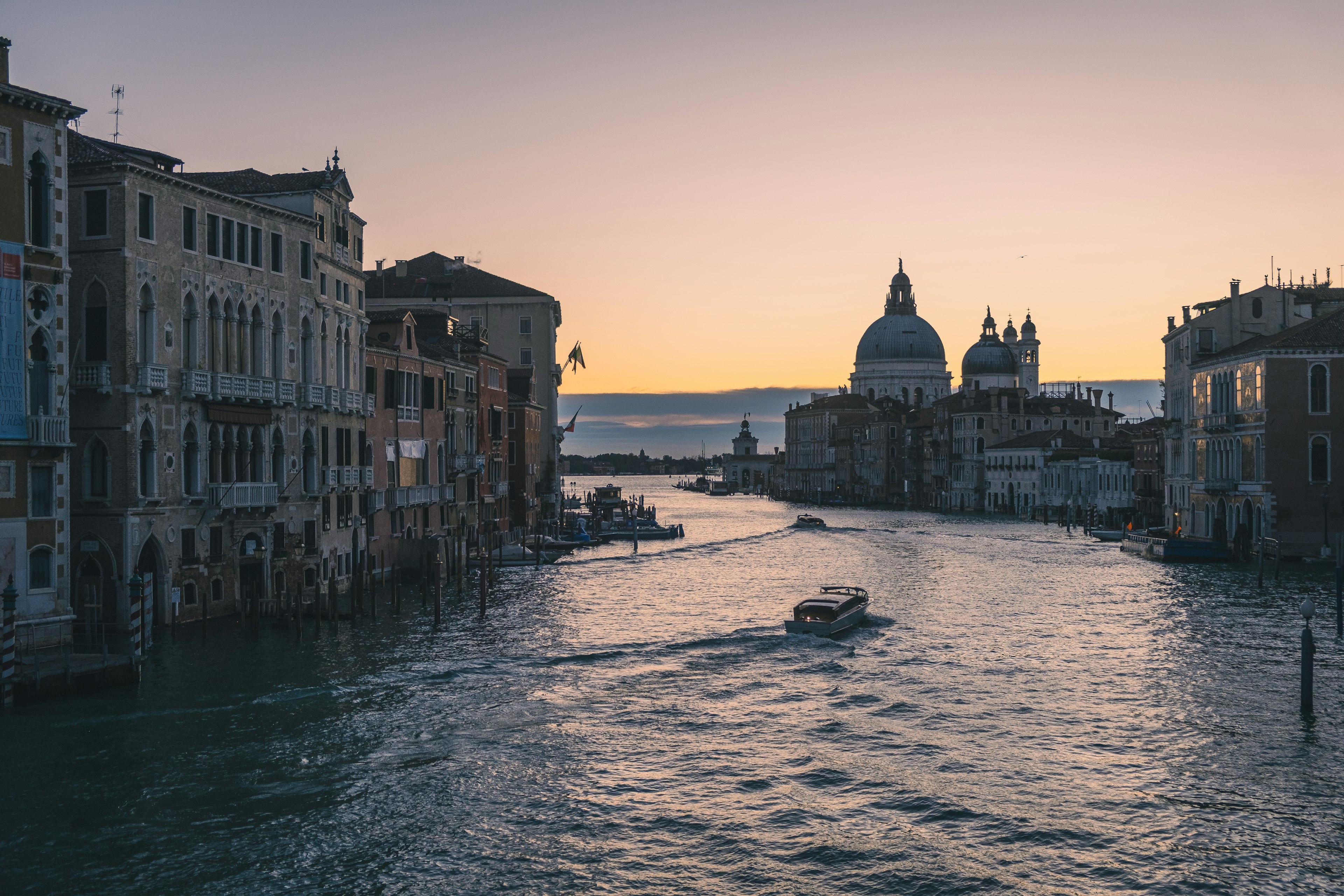 Bella vista del canale e degli edifici di Venezia al crepuscolo