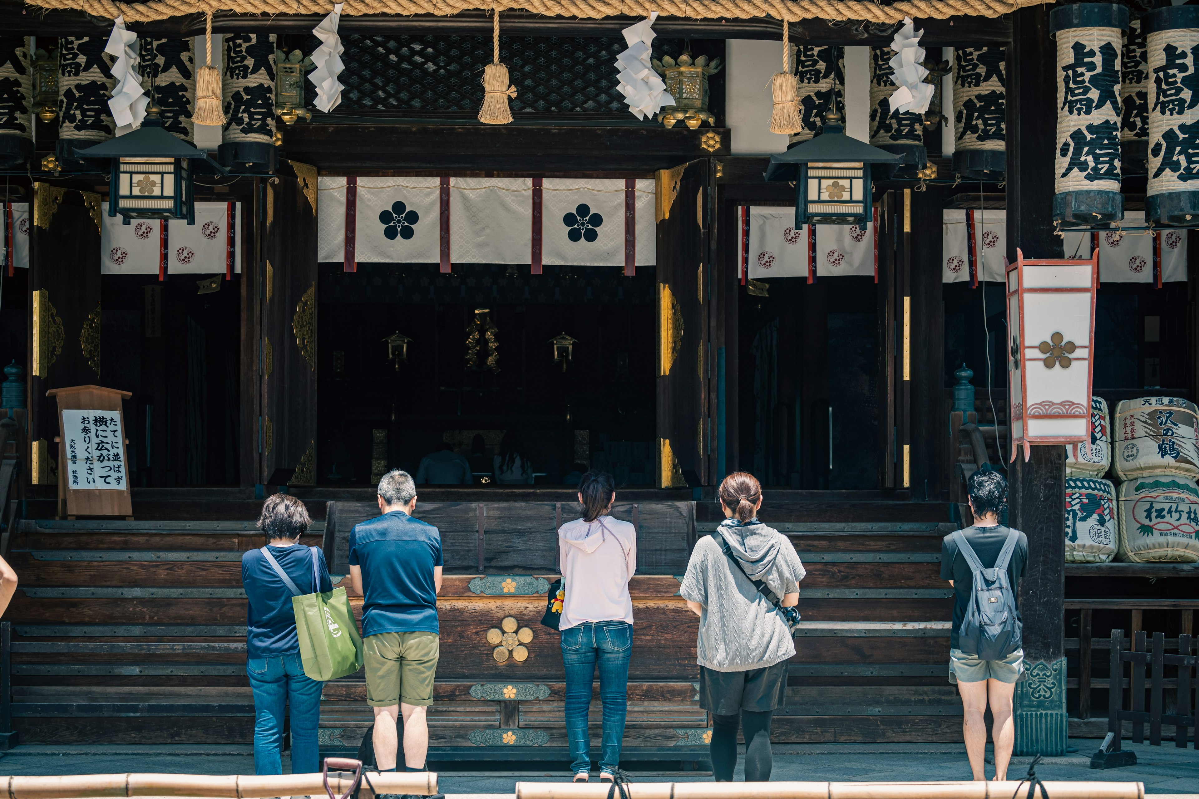 人們在神社前祈禱