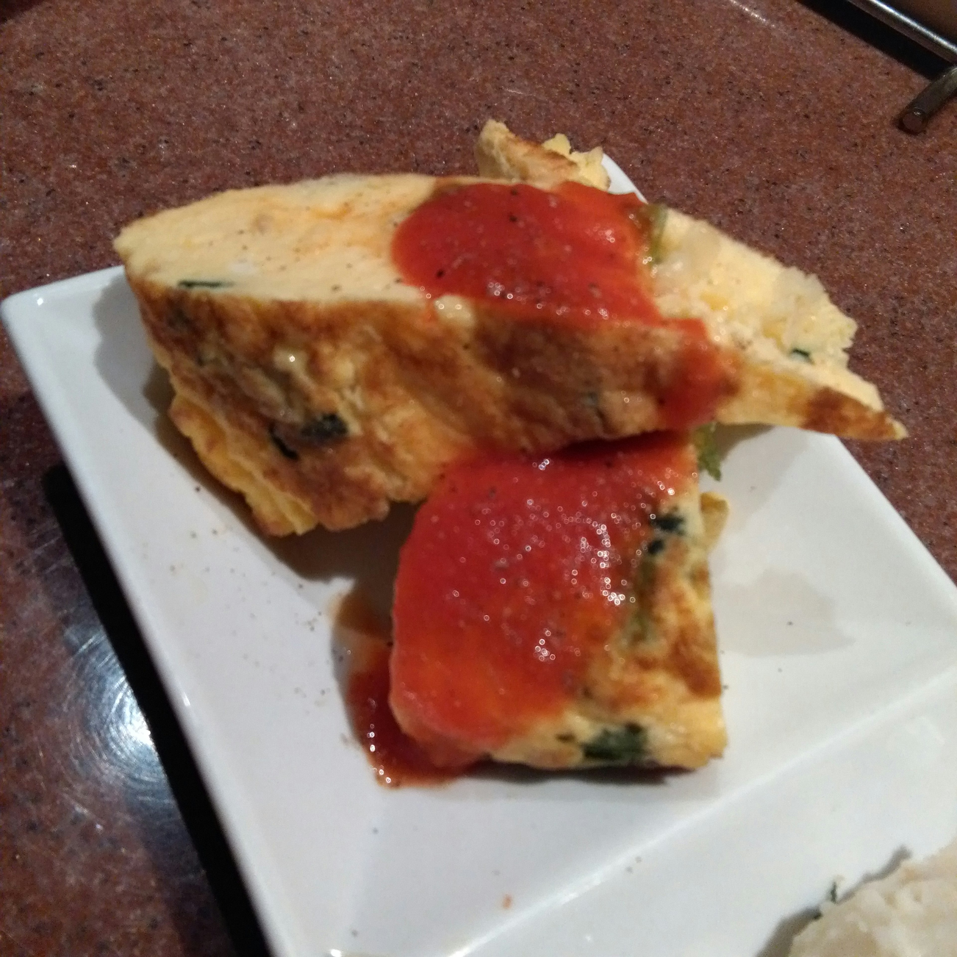 Omelette garnie de sauce tomate