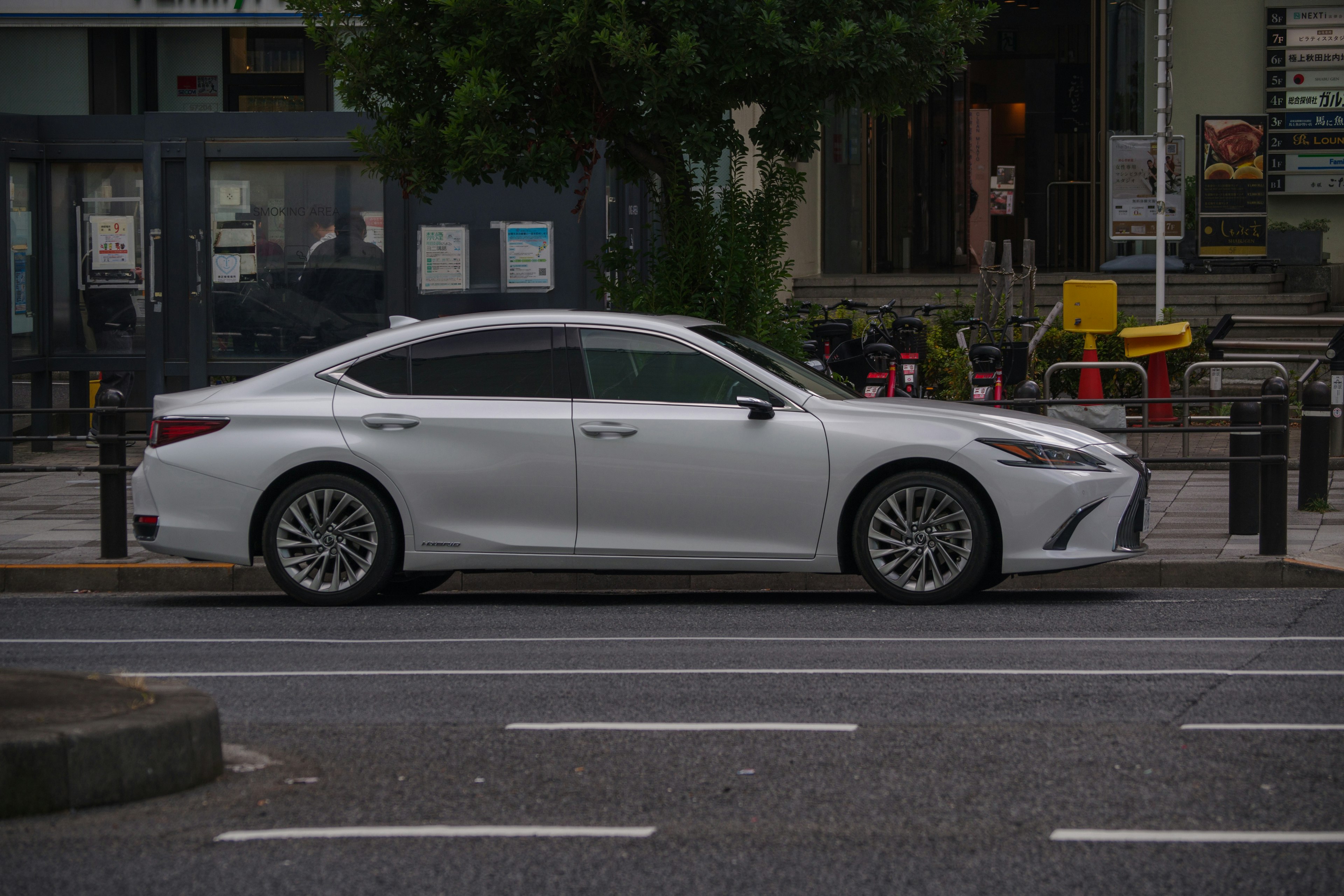 Une voiture de luxe blanche garée dans une rue de la ville