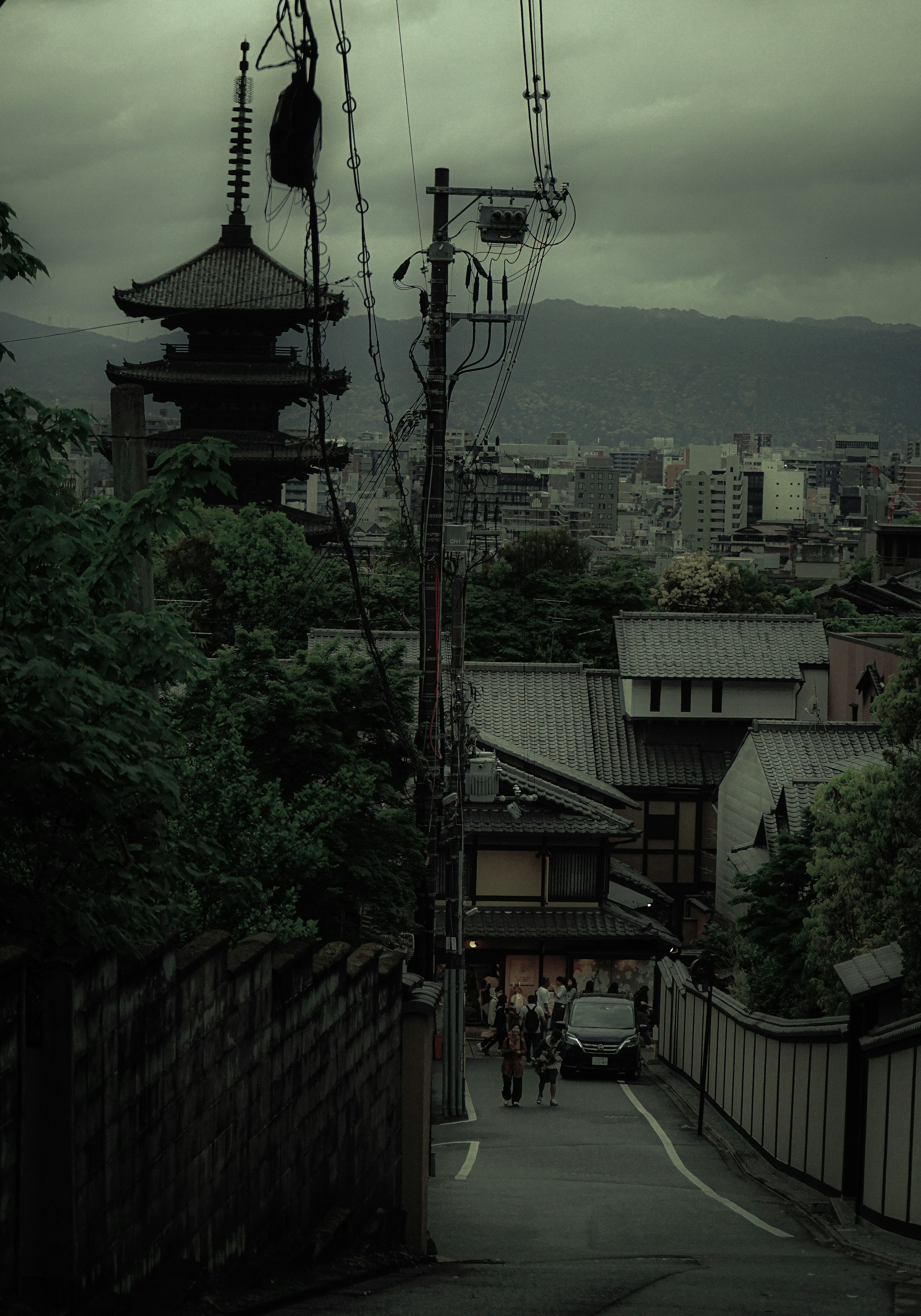 Dunkle Straße in Kyoto mit traditioneller Architektur und Pagode