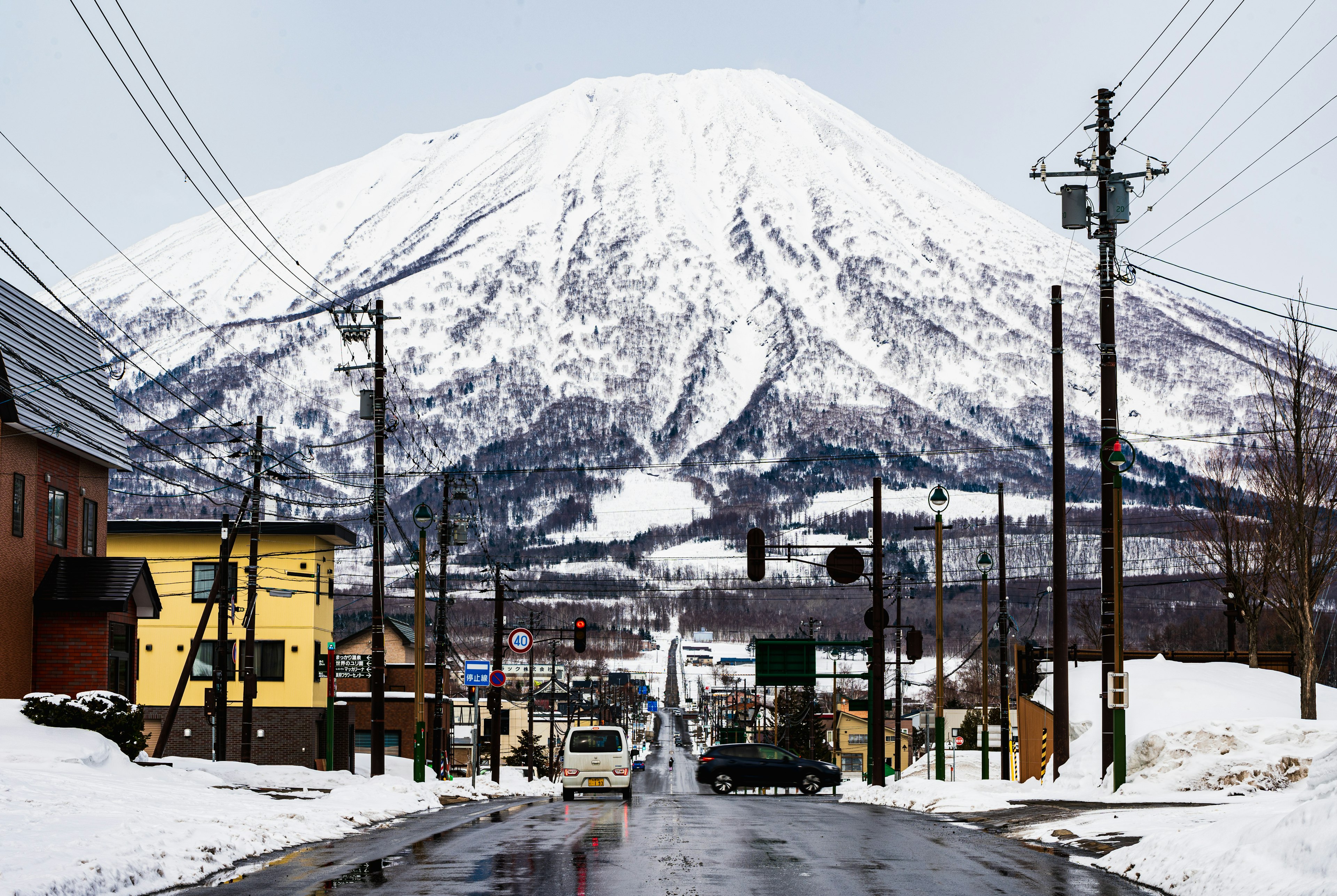 雪覆蓋的山和寧靜的街道風景