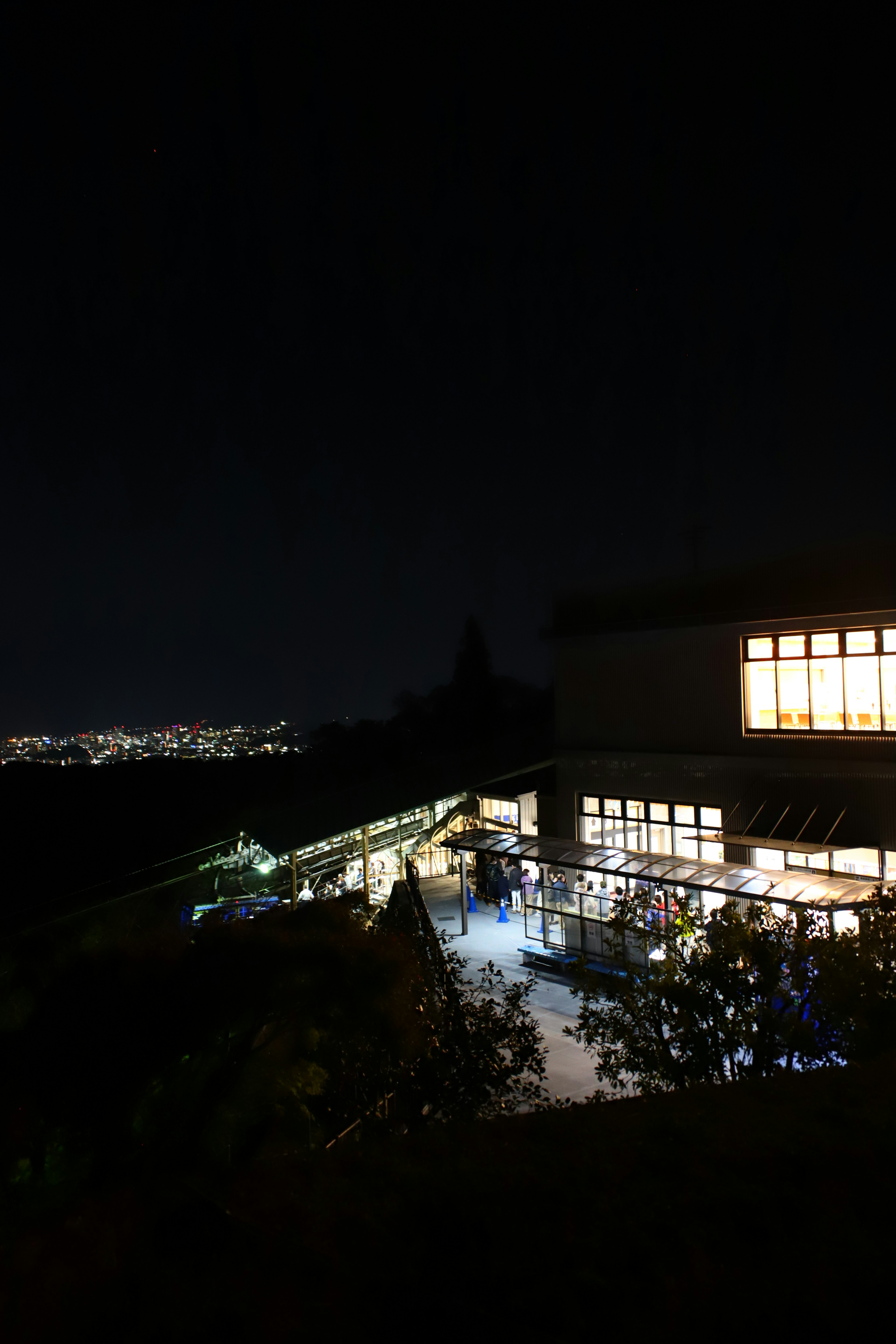 Edificio brillante y tiendas en un paisaje nocturno