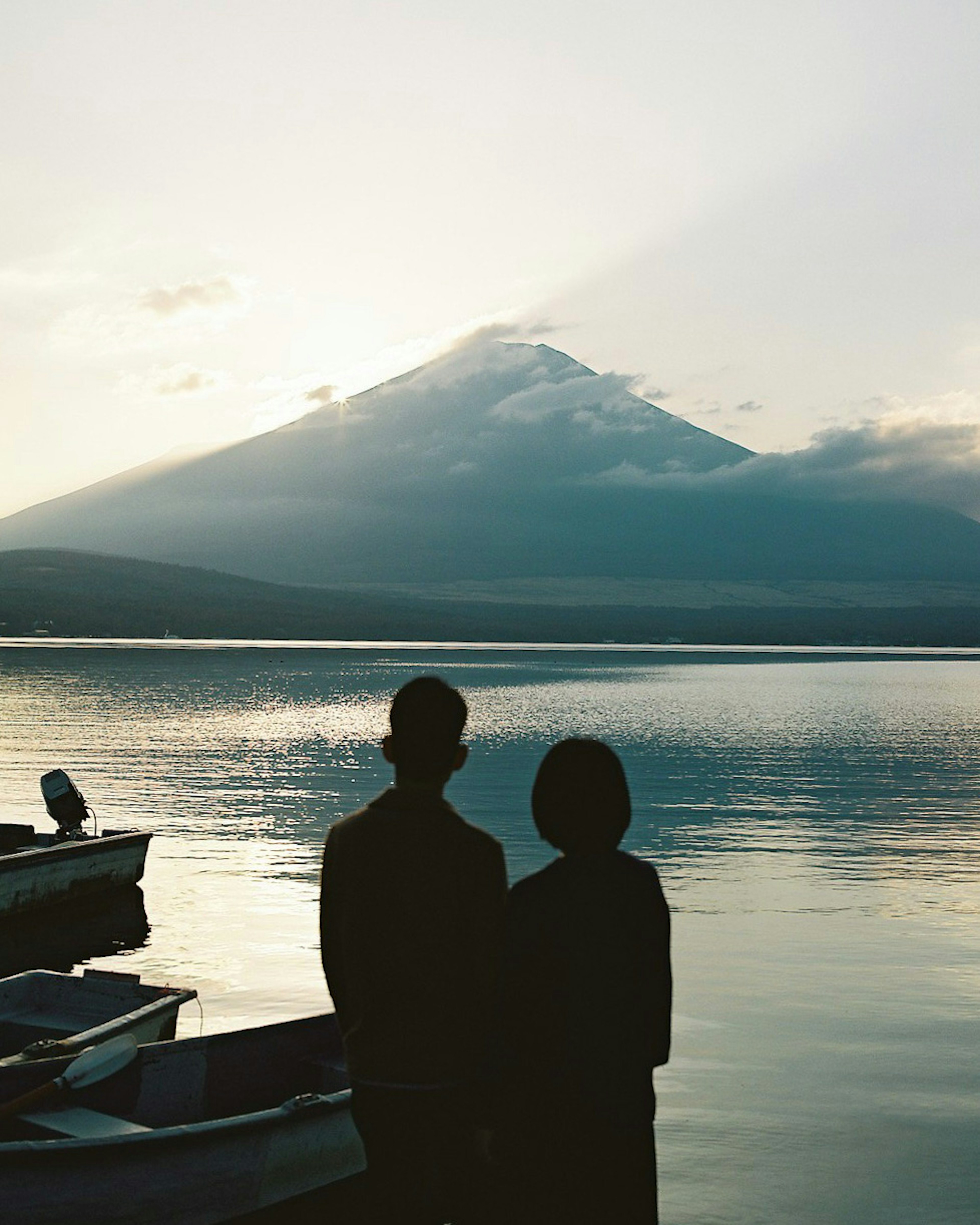 Siluet pasangan dengan Gunung Fuji di latar belakang