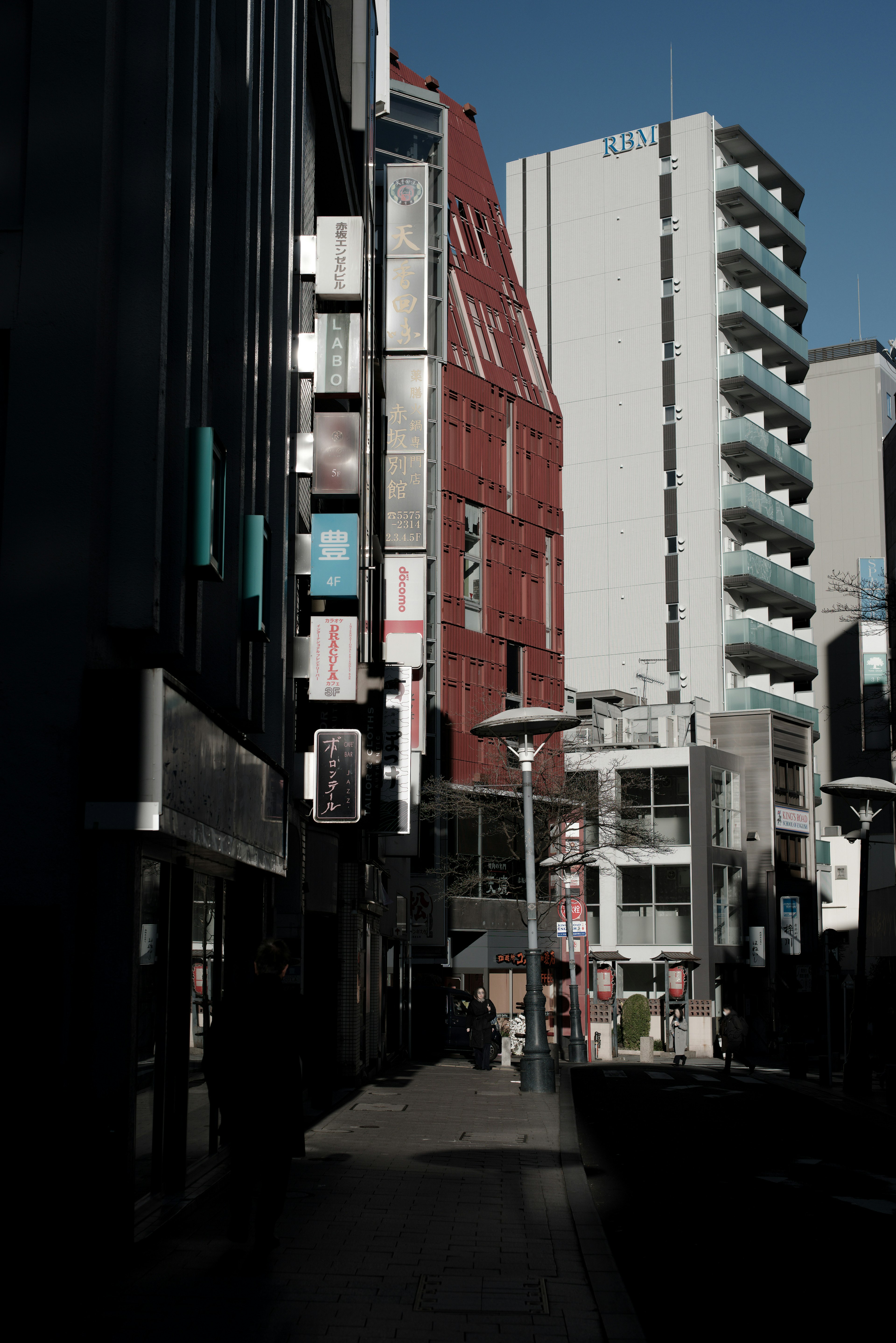 Scène urbaine avec des bâtiments et des enseignes