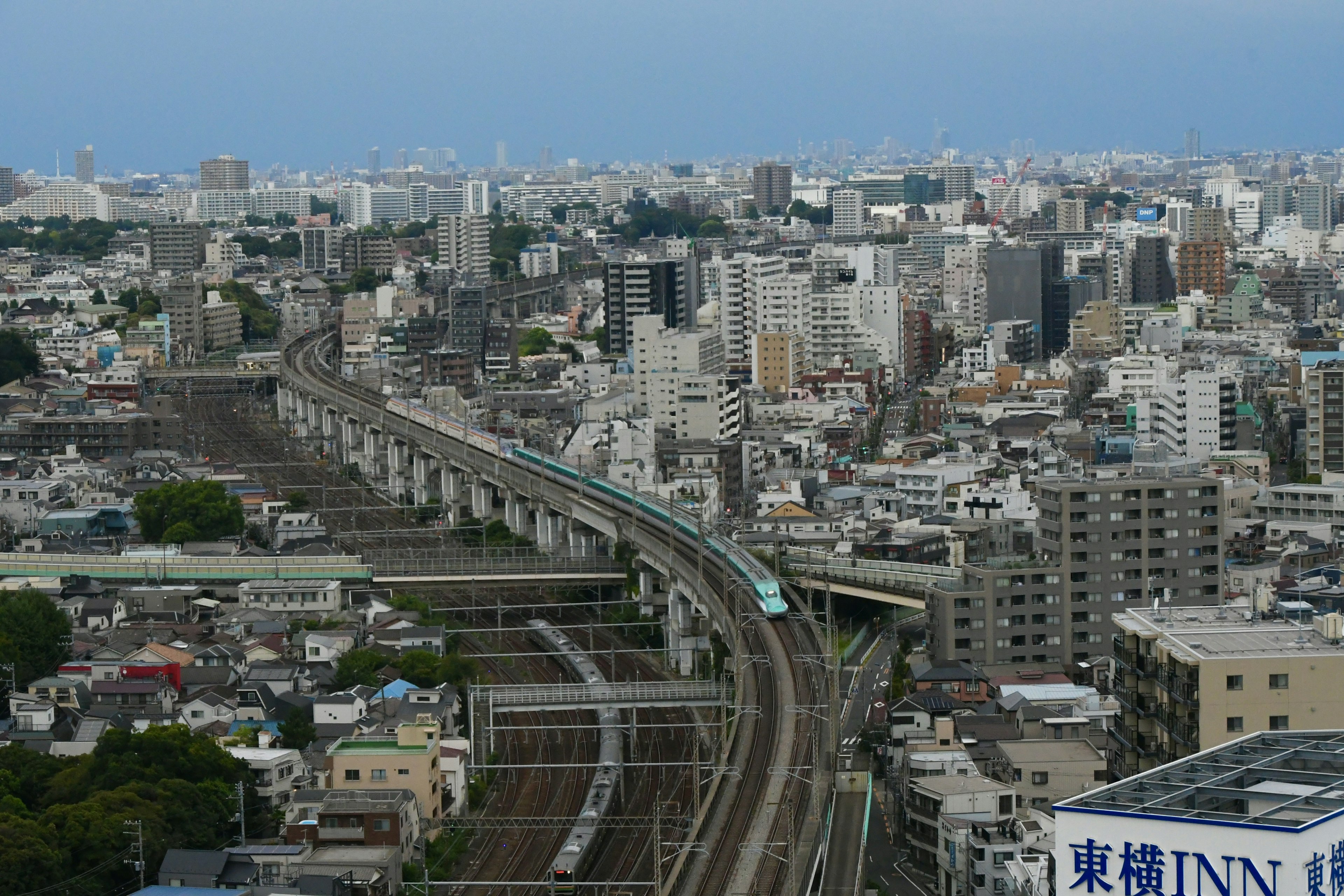 Skyline urbana con grattacieli e binari ferroviari