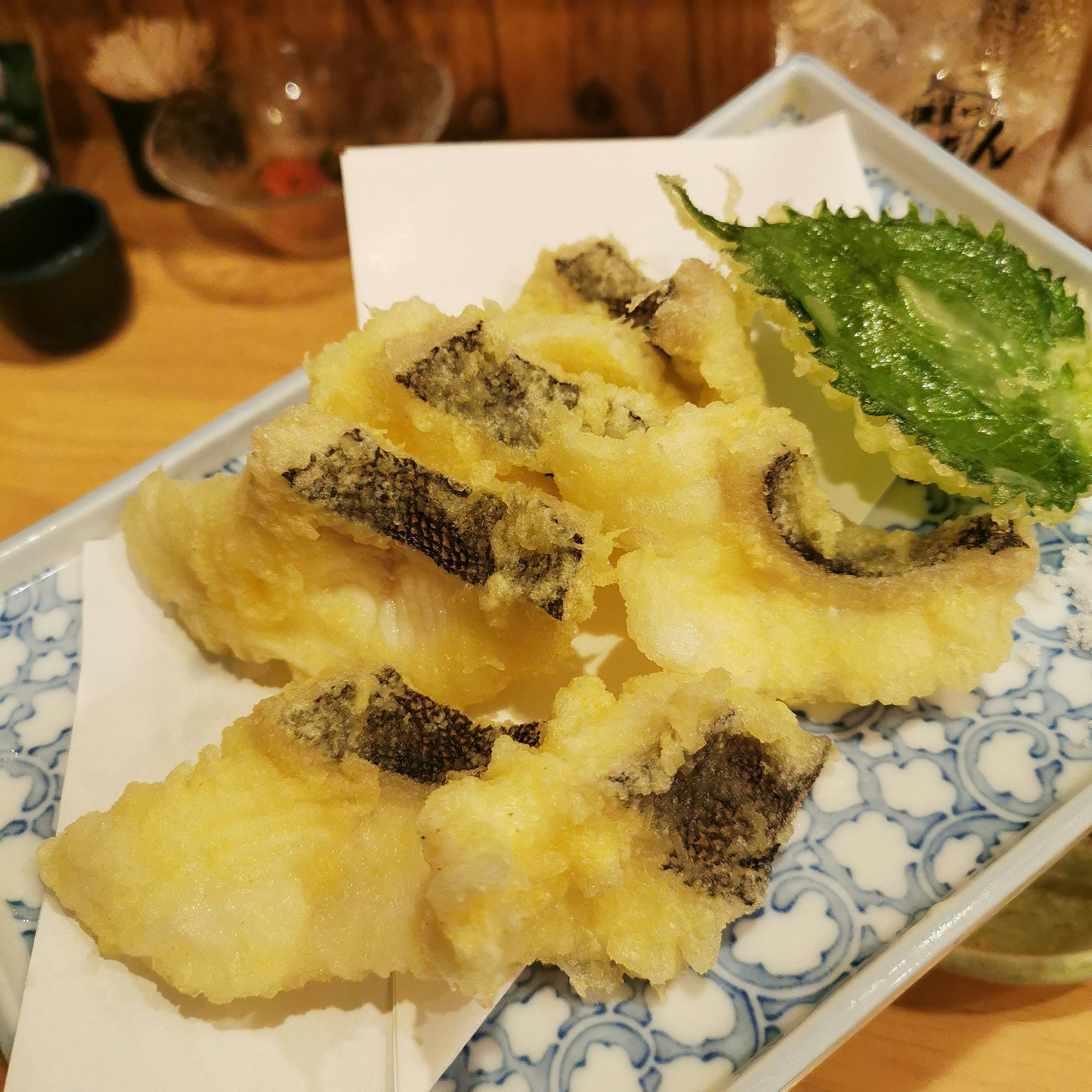 Plato de tempura con una hoja de shiso