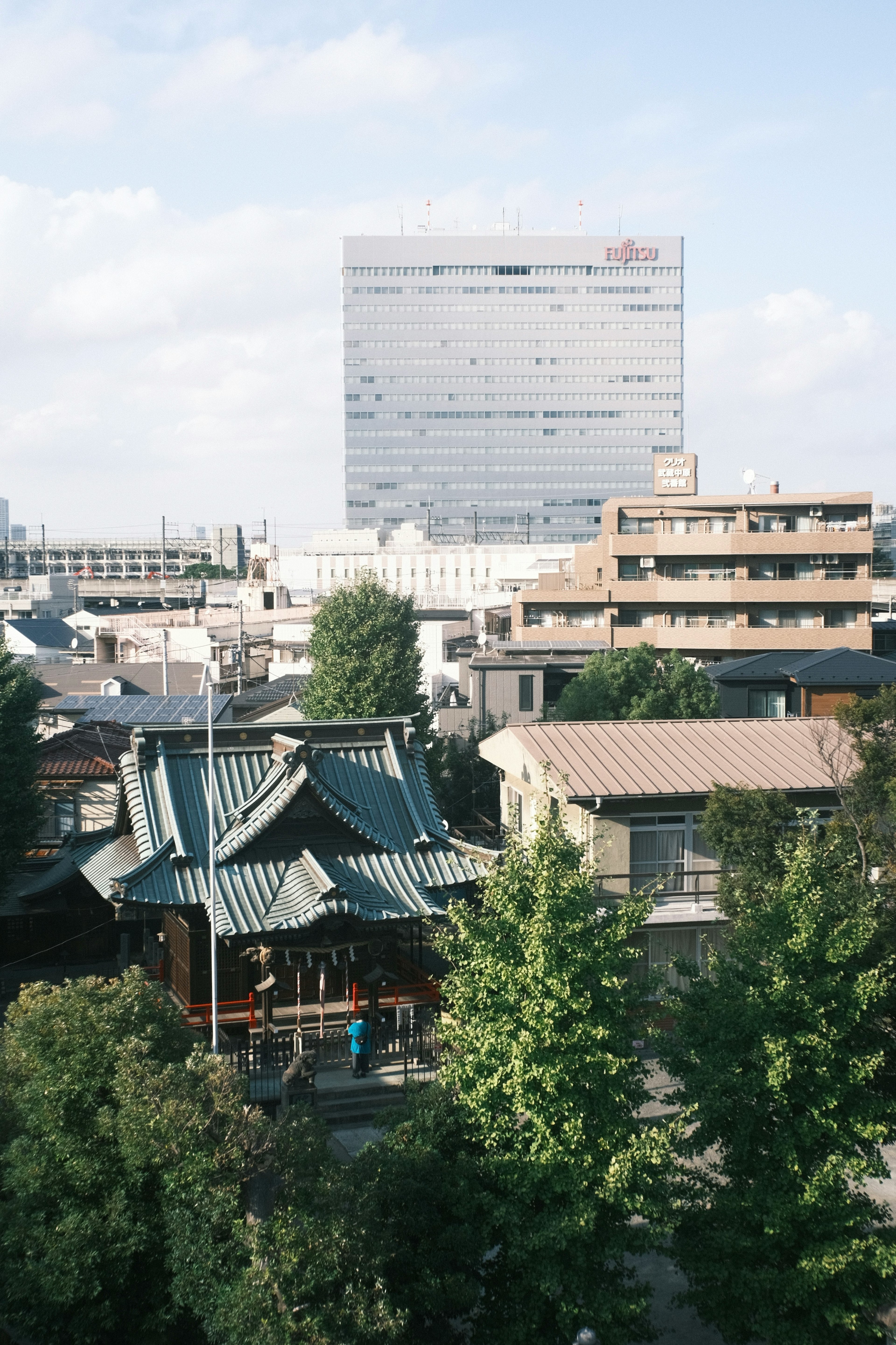 高層ビルと伝統的な神社が並ぶ都市風景