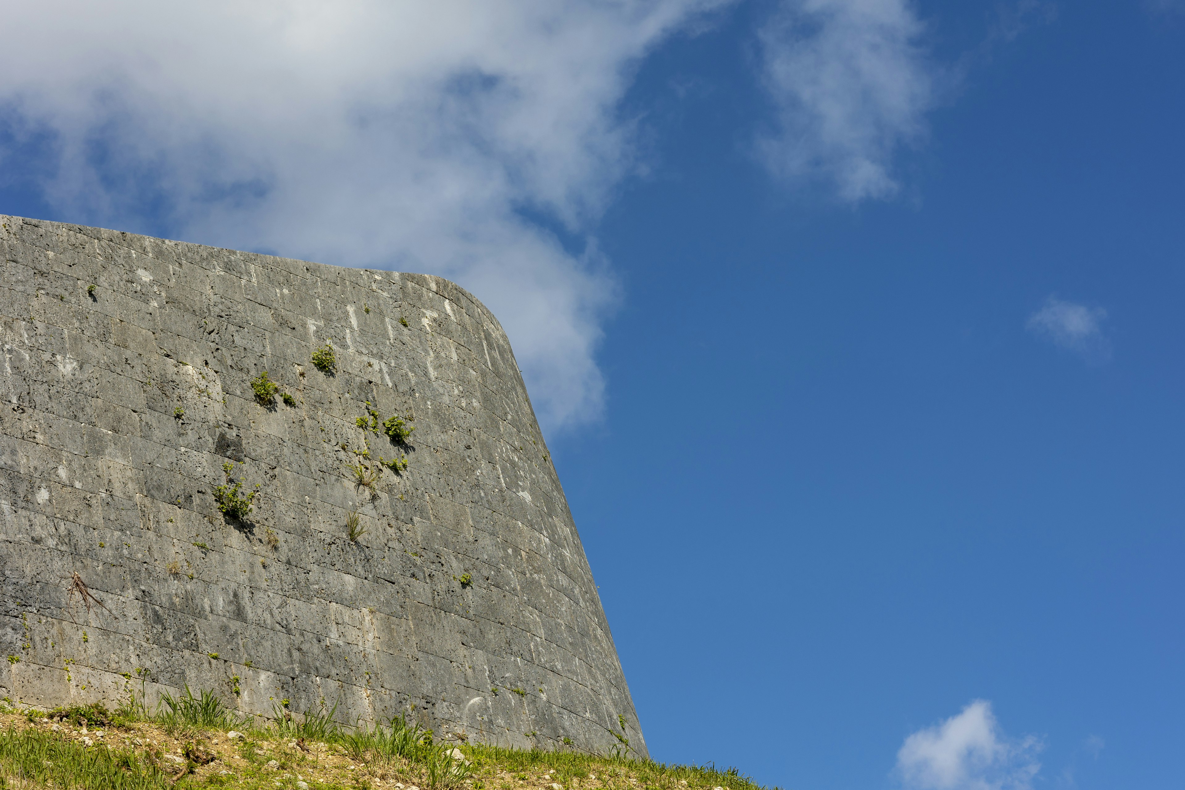 Bagian dari dinding batu kuno di bawah langit biru