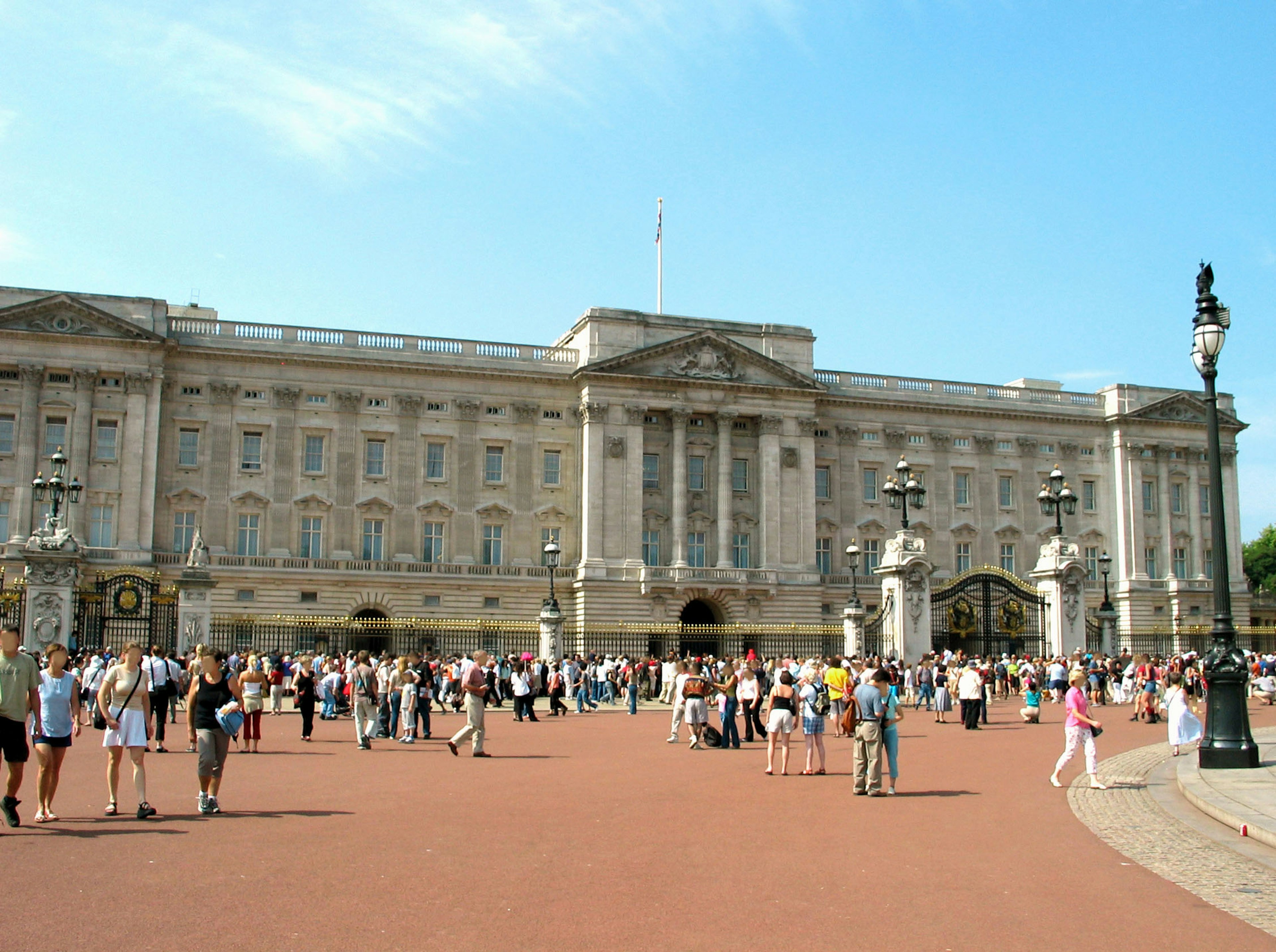 Crowd of tourists in front of Buckingham Palace