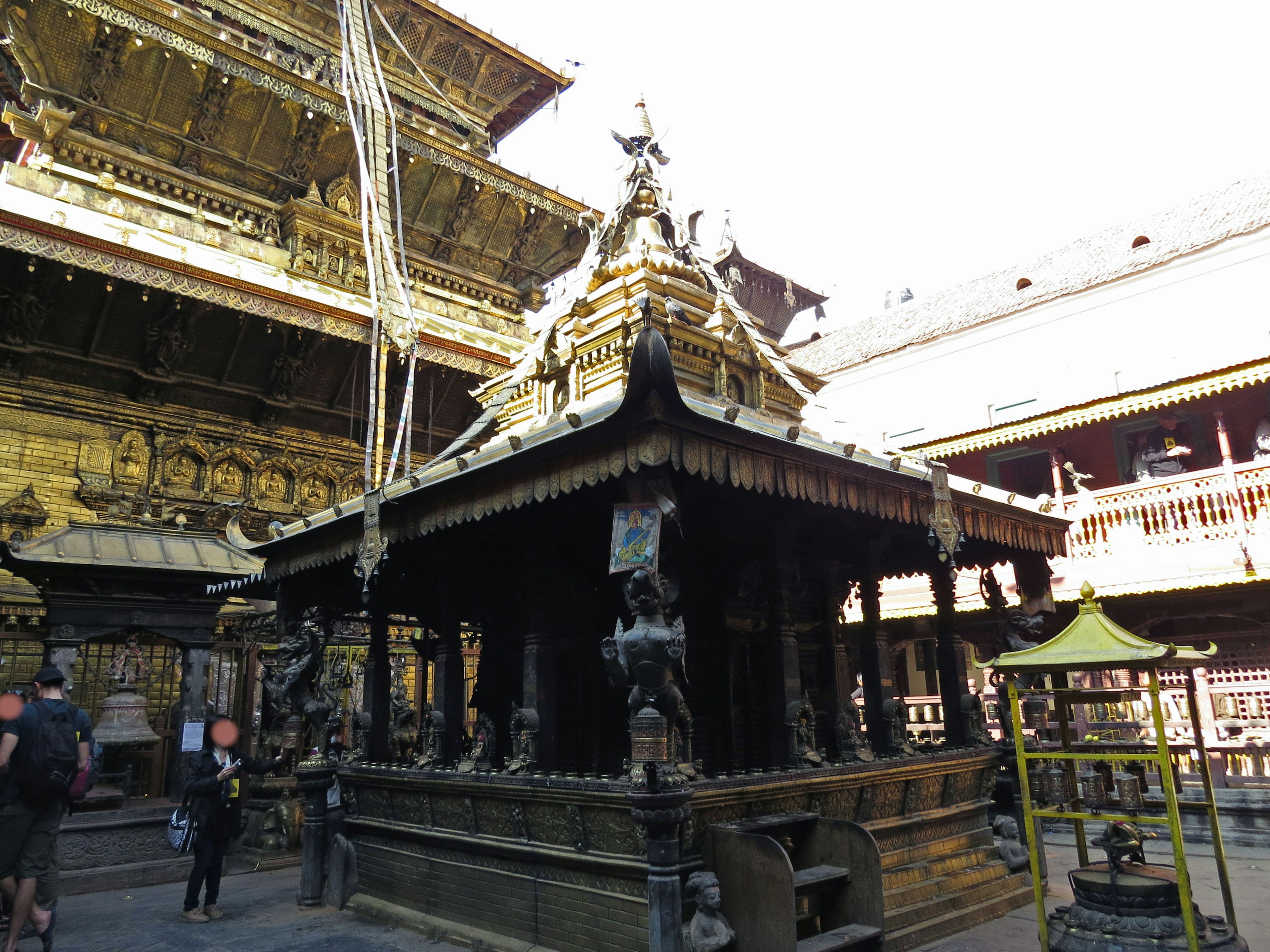 Une structure de temple historique avec des décorations complexes et des visiteurs