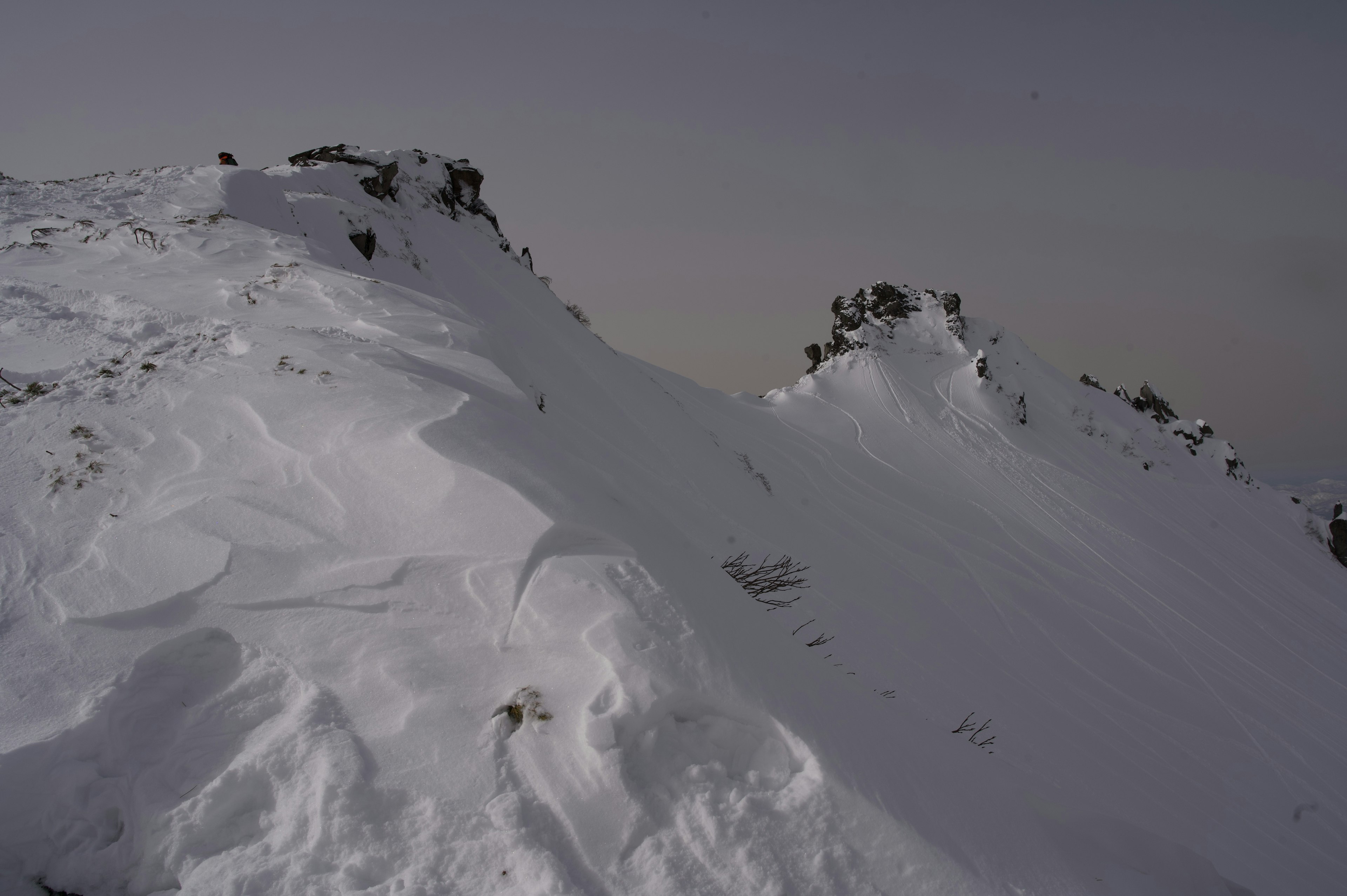 Schneebedeckte Berglandschaft mit rauem Gelände