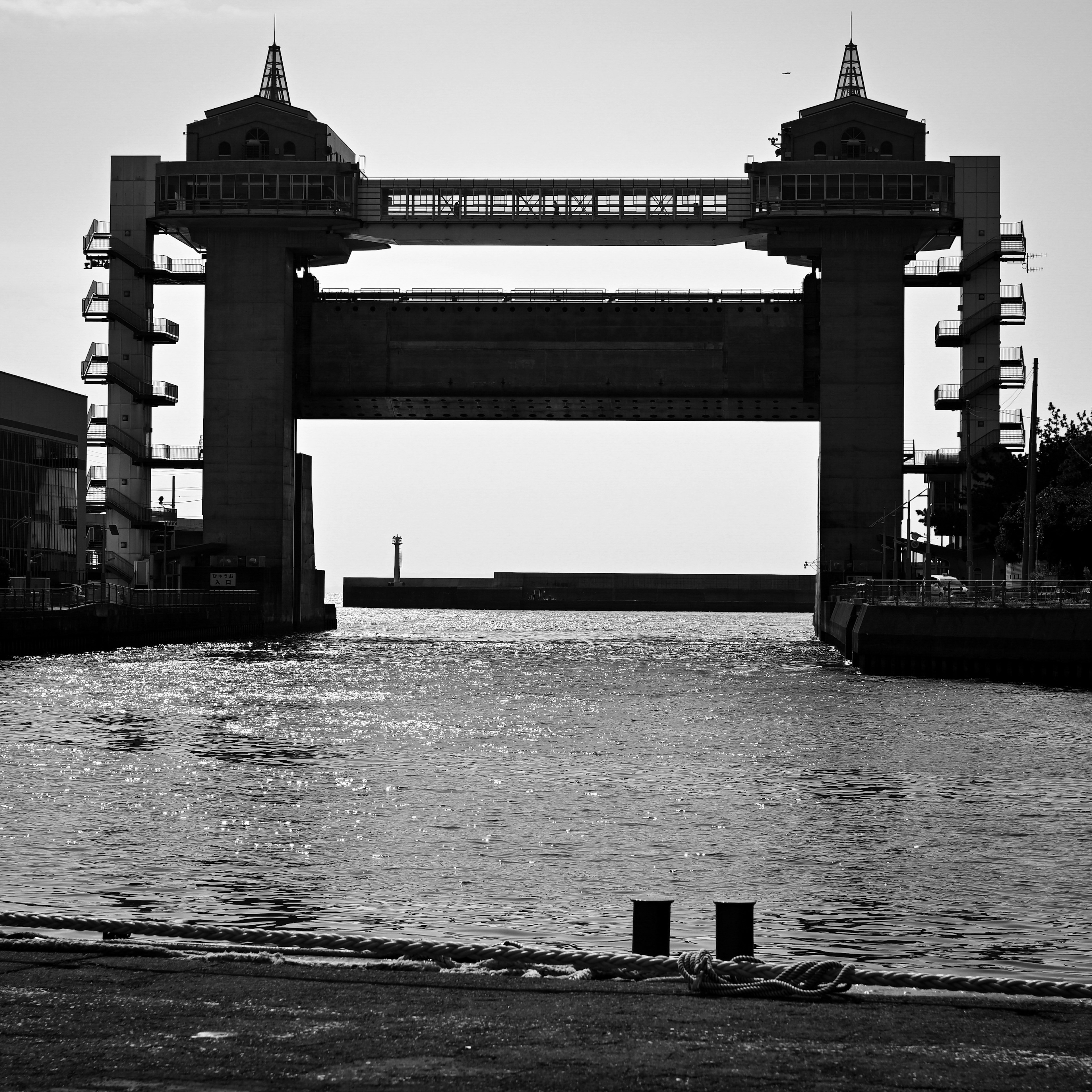 Image en noir et blanc d'une structure de vanne traversant une rivière