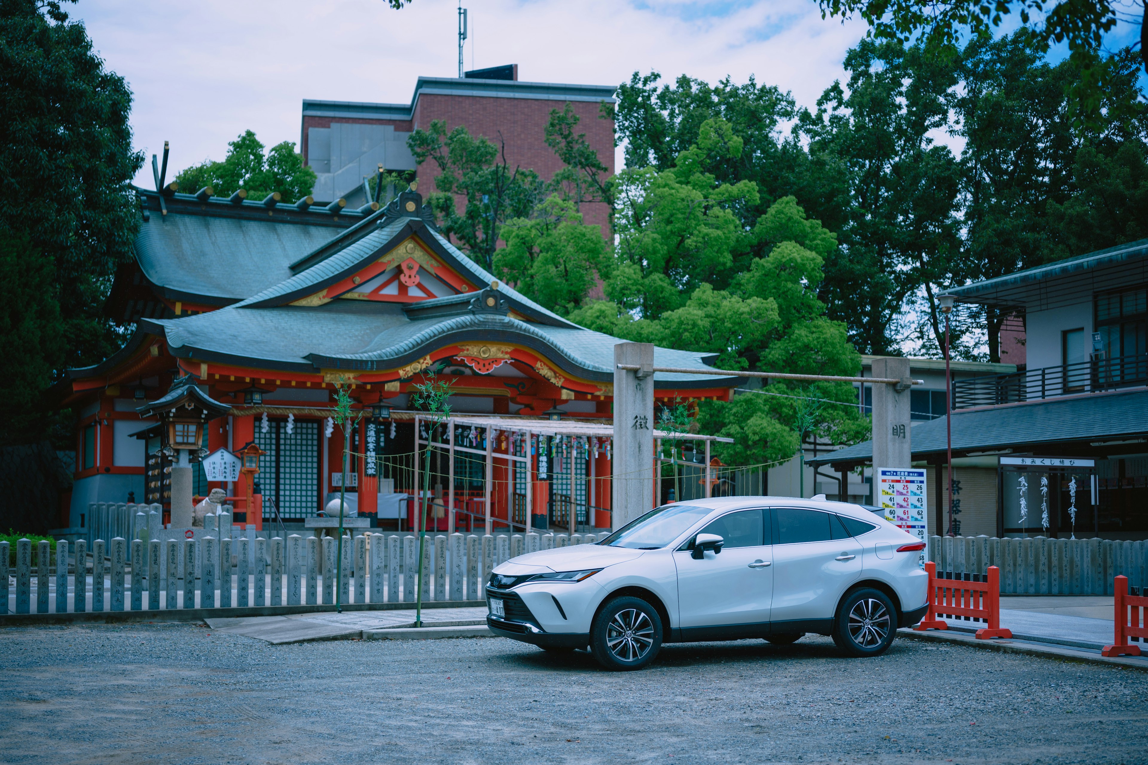 傳統神社建築與現代汽車的景觀