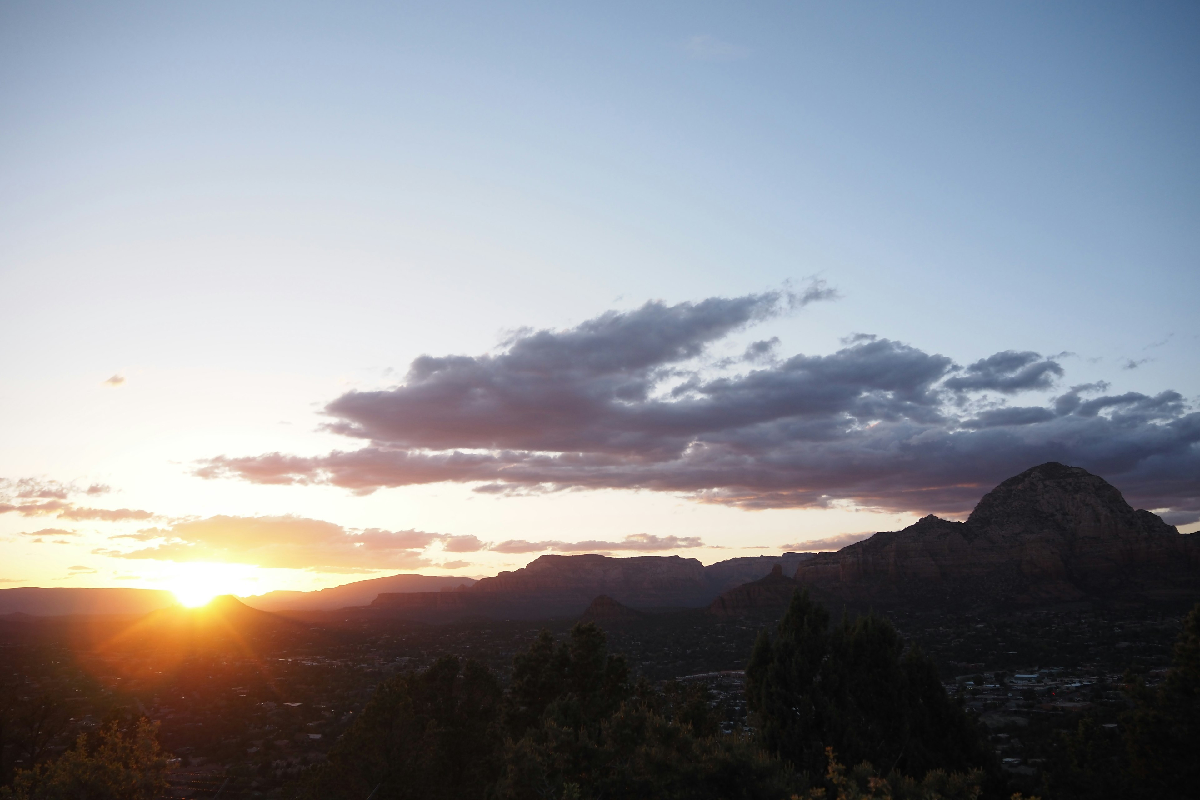 Hermoso paisaje con el sol poniéndose detrás de las montañas