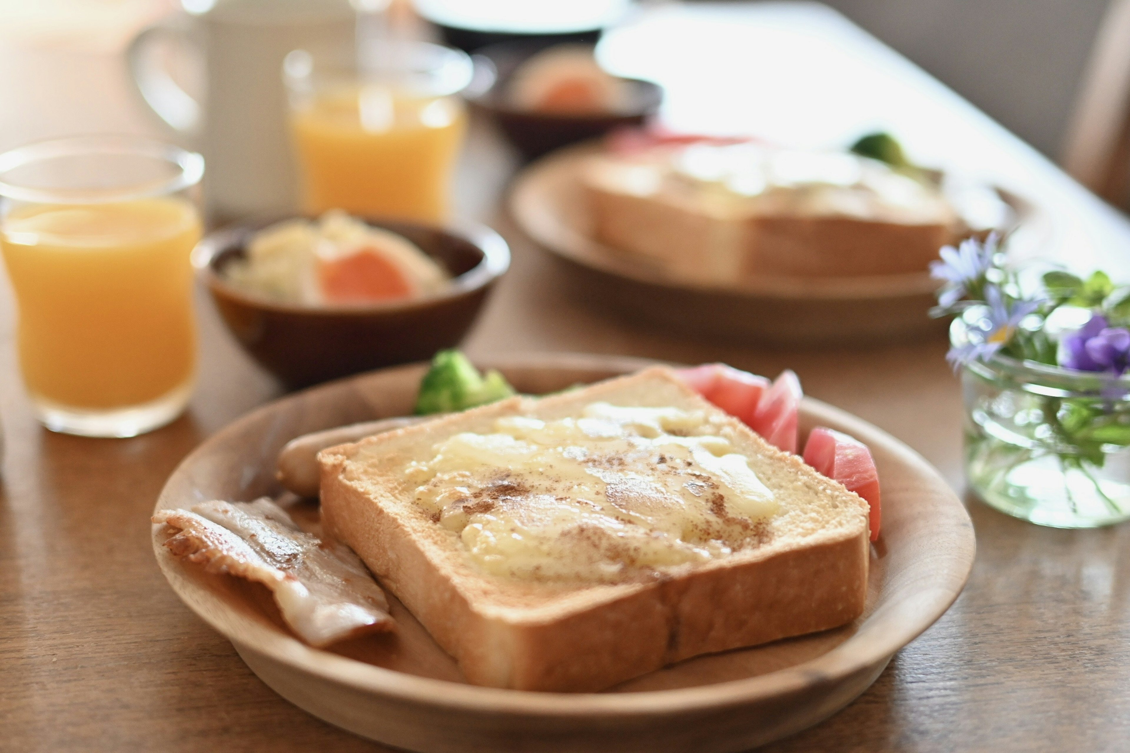 맛있는 아침 식사 테이블 세팅 치즈와 햄이 얹힌 토스트 신선한 과일과 음료