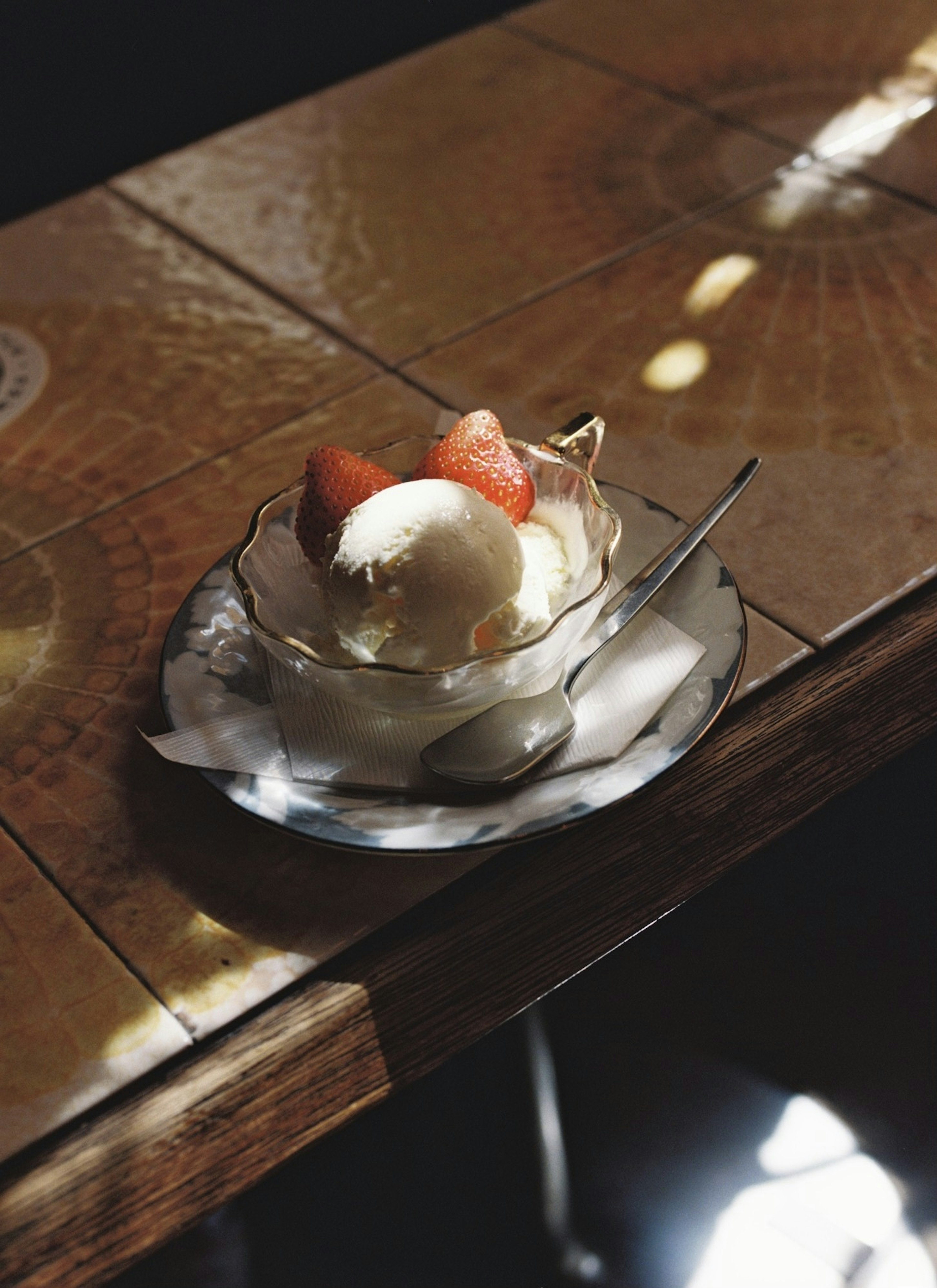 Mangkuk dessert dengan es krim dan stroberi