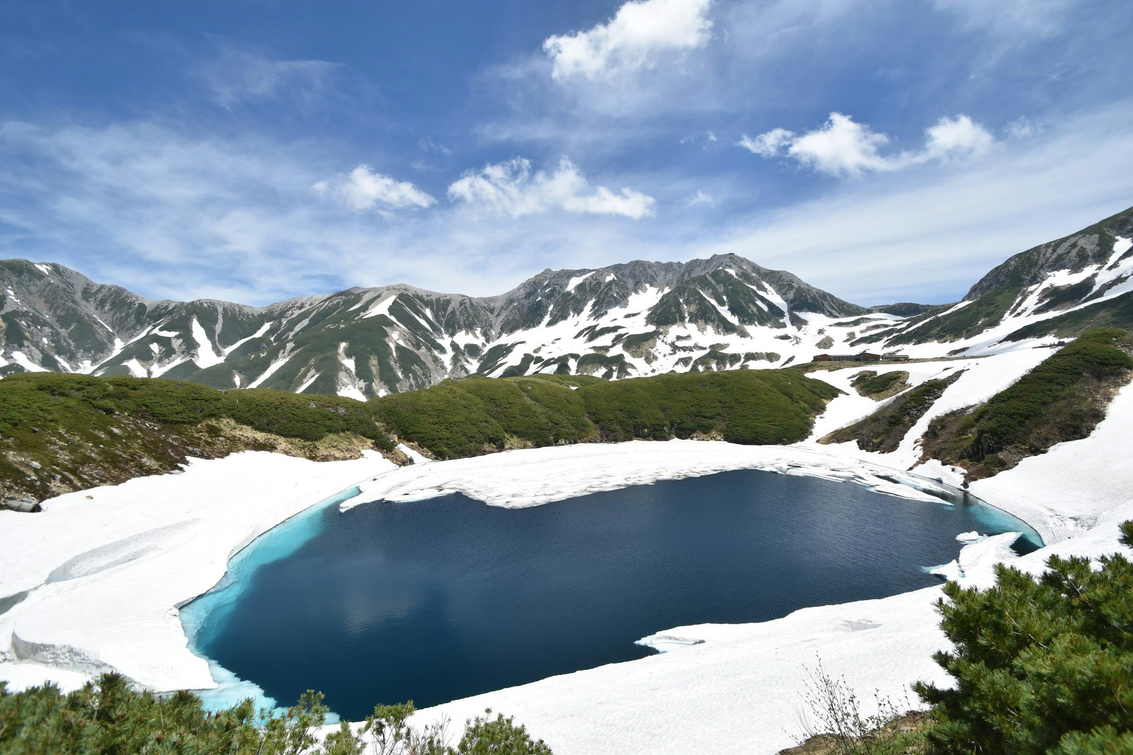 Paysage magnifique de montagnes enneigées et d'un lac bleu