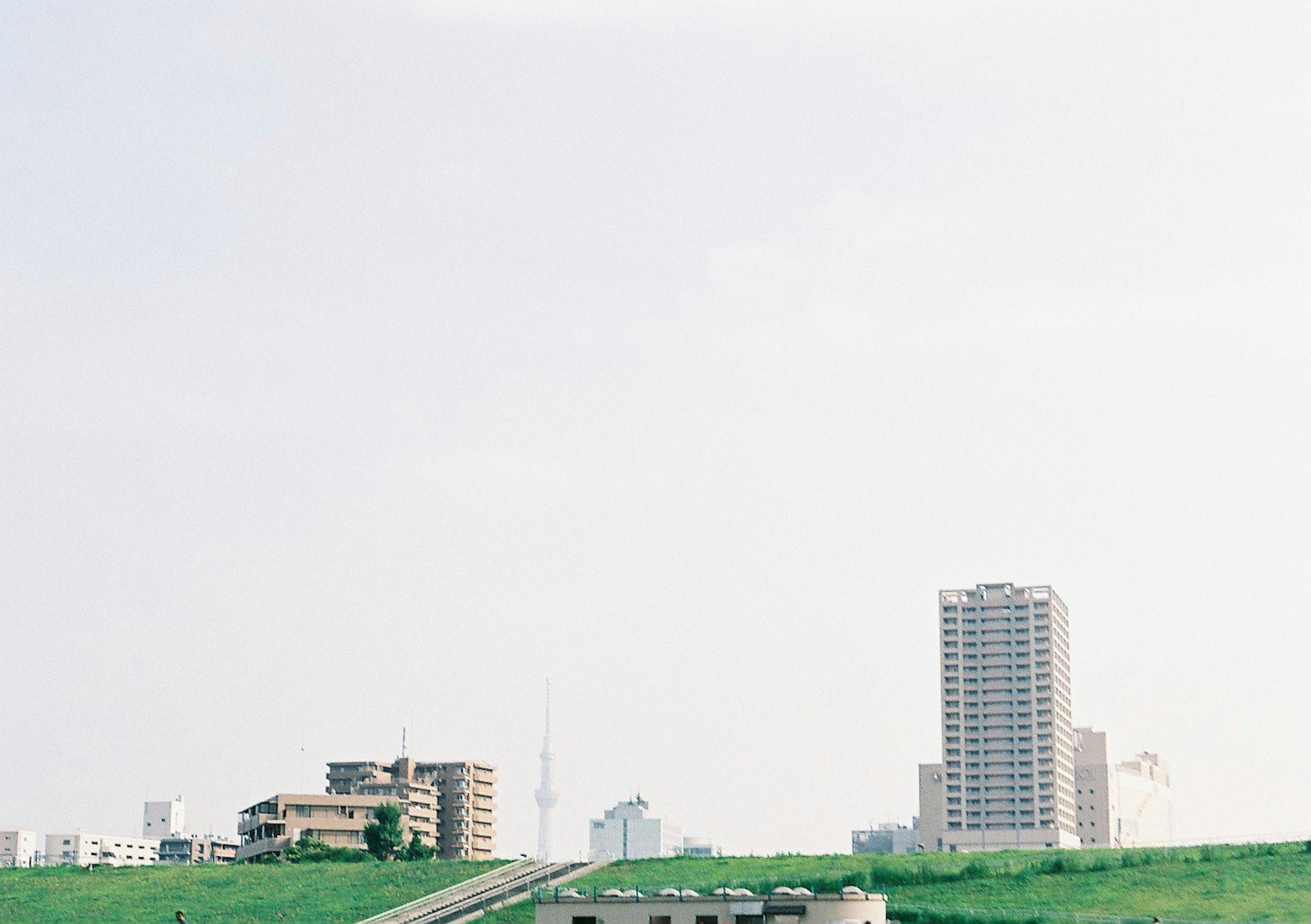 Paysage urbain avec des grands bâtiments et des champs verts