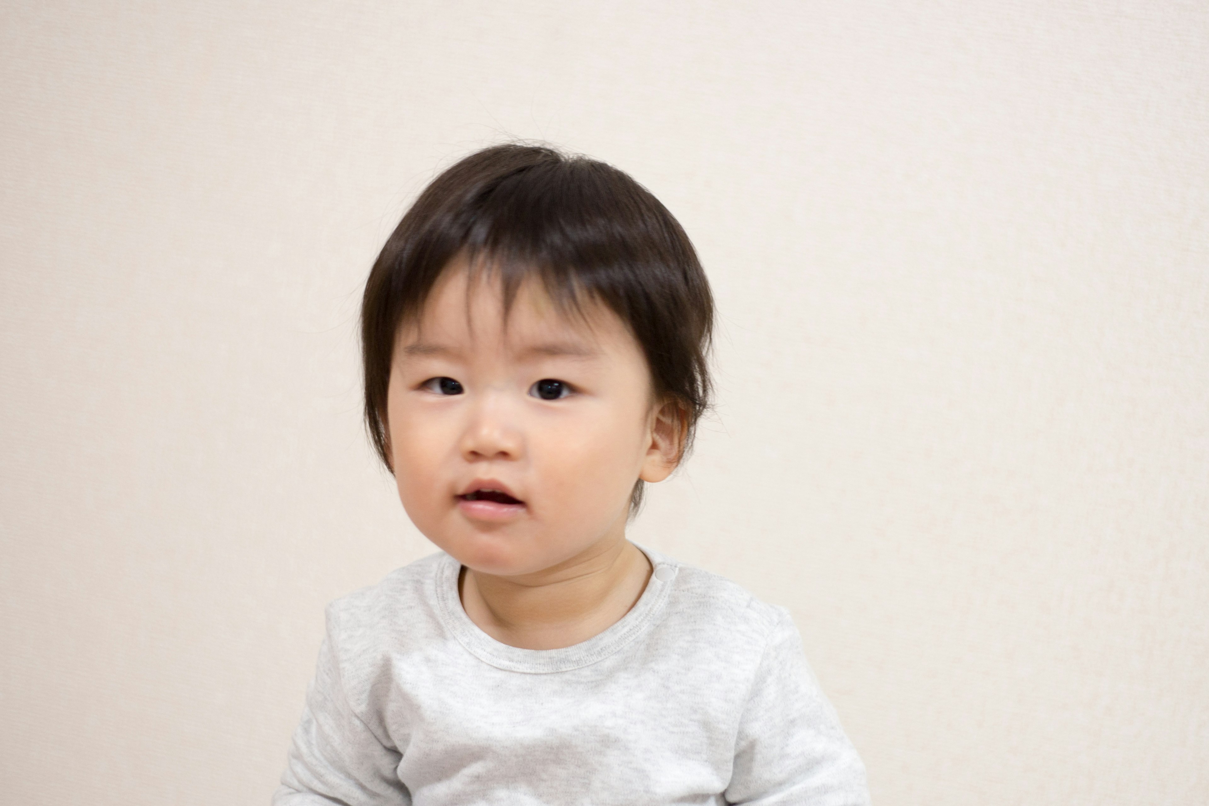 Portrait d'un enfant avec un fond simple