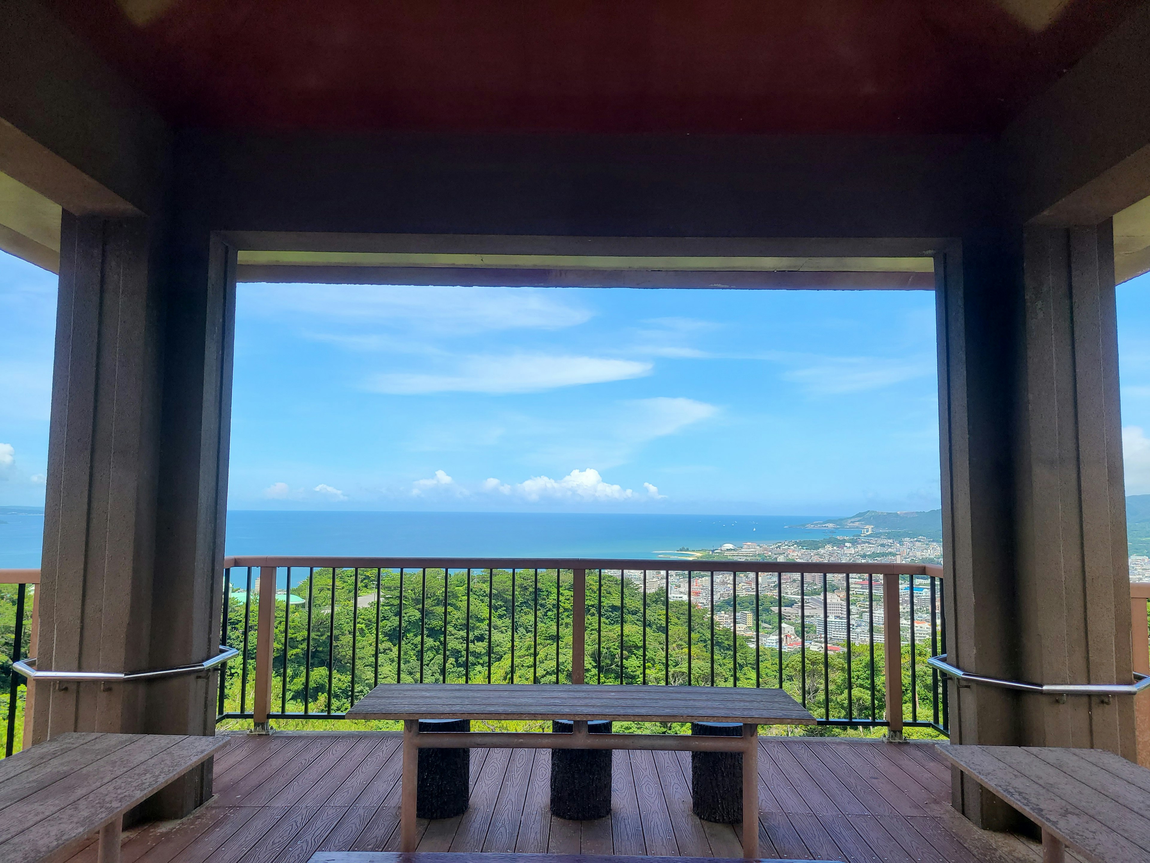 Balkon dengan pemandangan laut dan langit biru