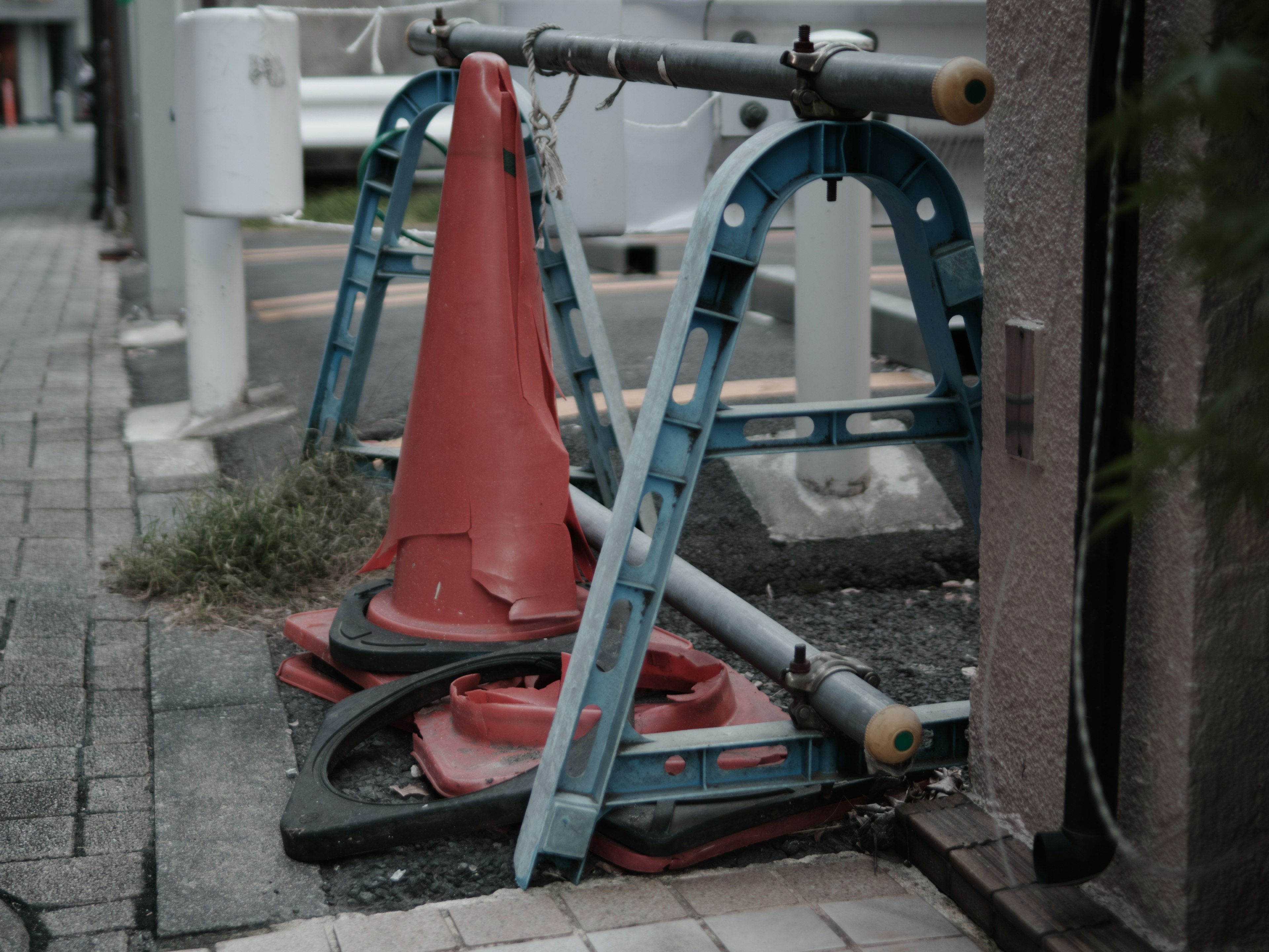 Blaue Arbeitsgeräte mit roten Kegeln an einer Straßenecke platziert