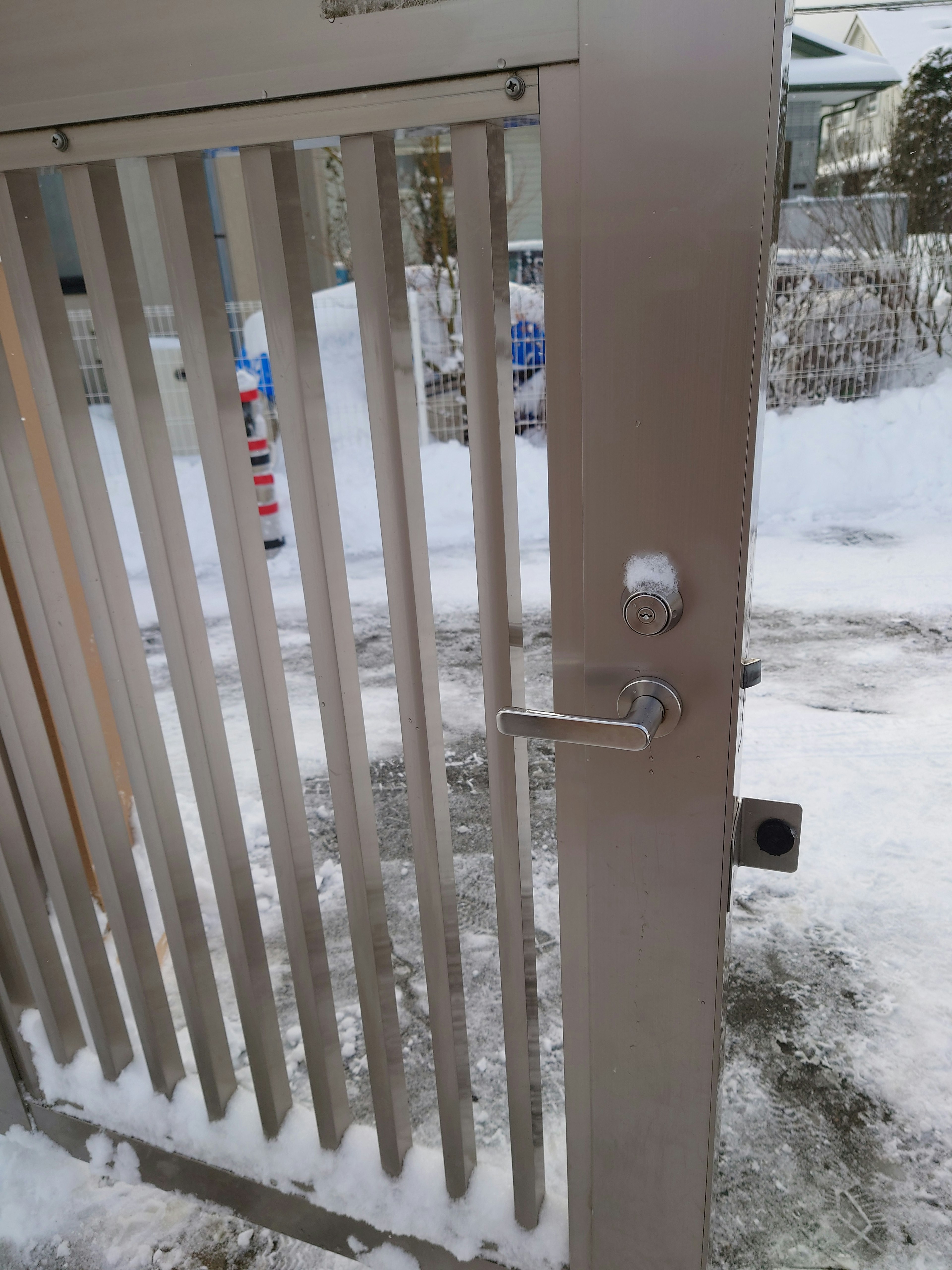 Primer plano de una puerta de metal en la nieve