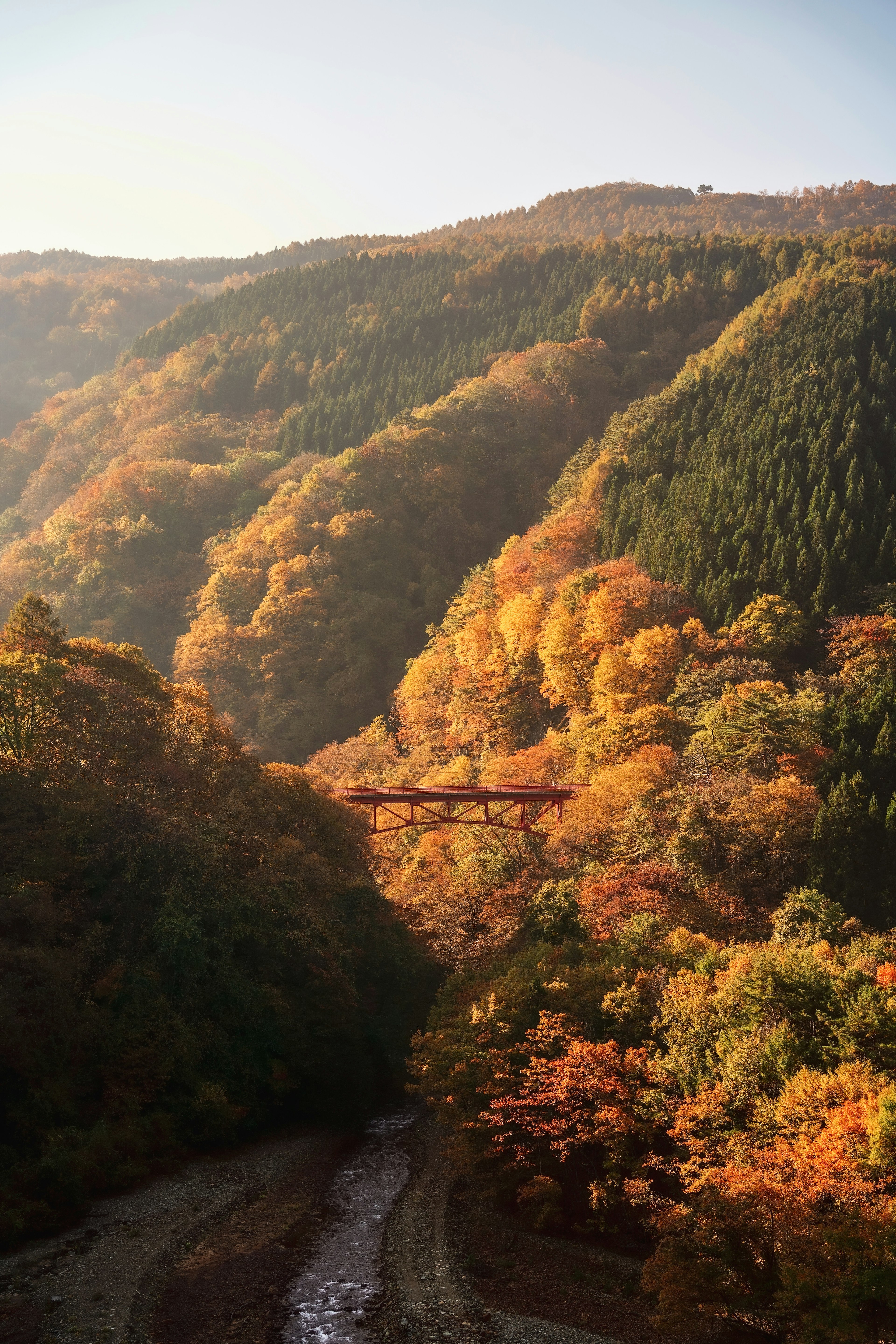 Vue pittoresque d'une rivière entourée de montagnes aux couleurs d'automne