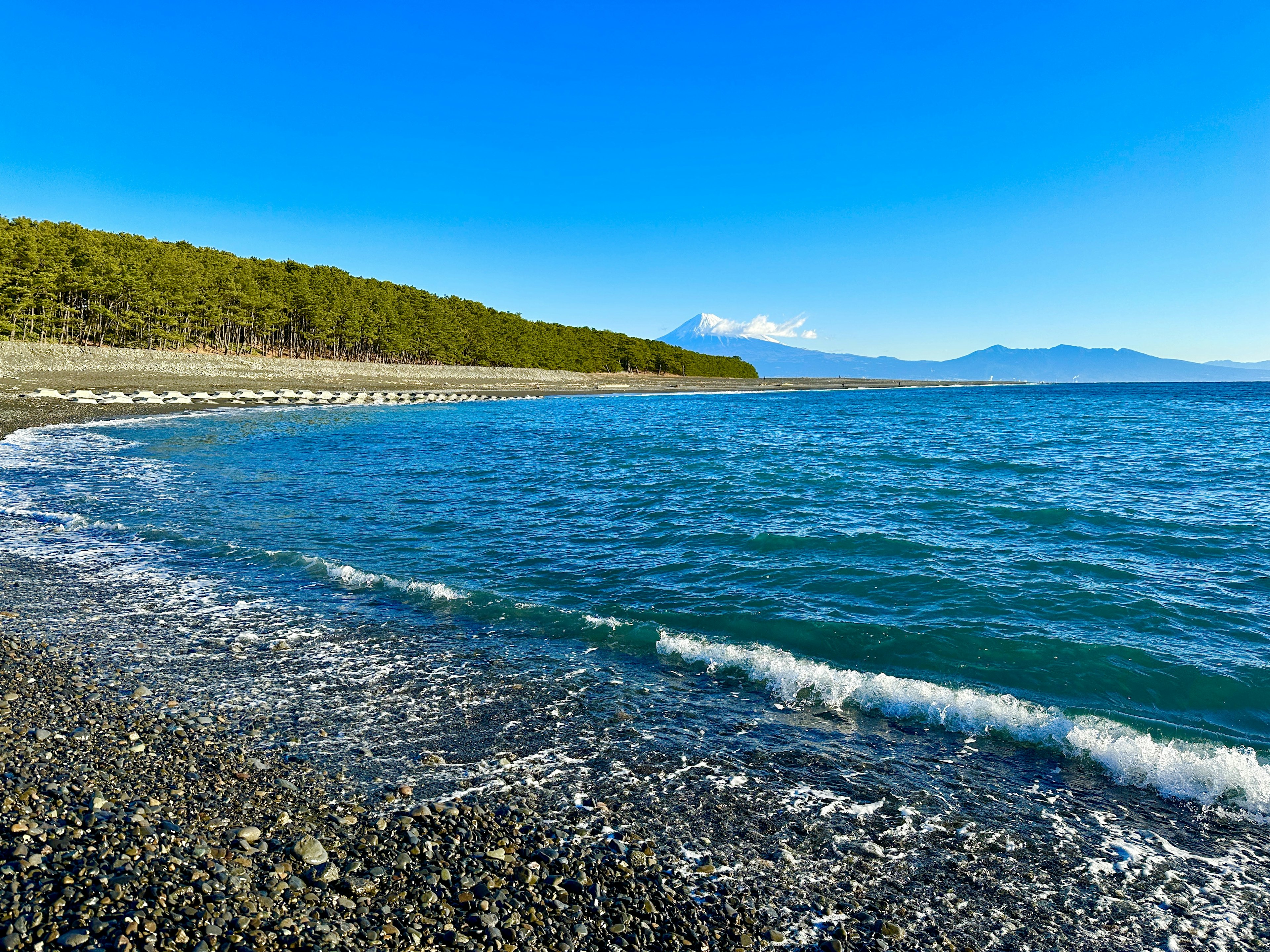 Malersicher Strandblick mit blauem Meer und klarem Himmel