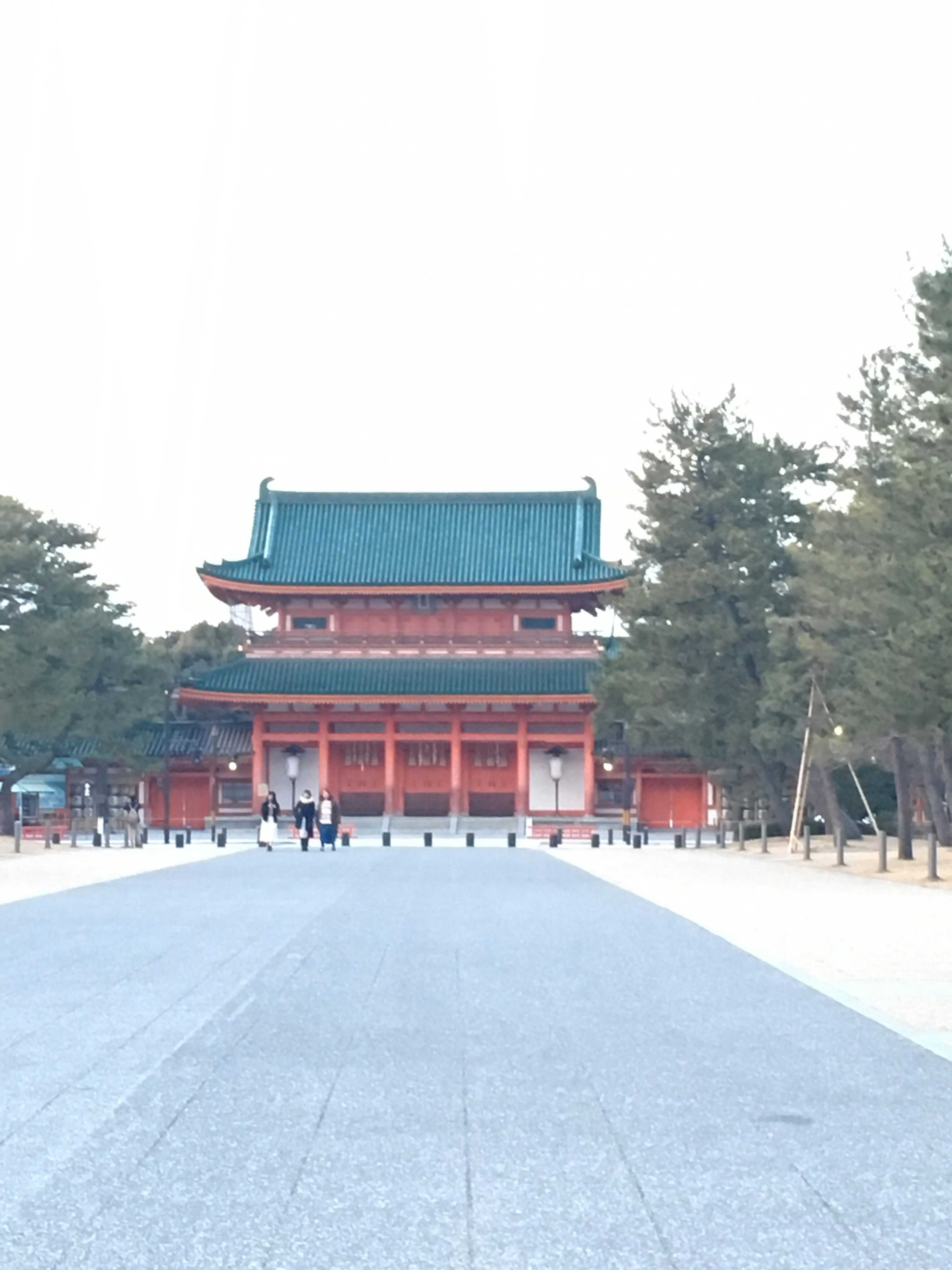 Bangunan tradisional Jepang dengan gerbang merah dan atap hijau di latar depan