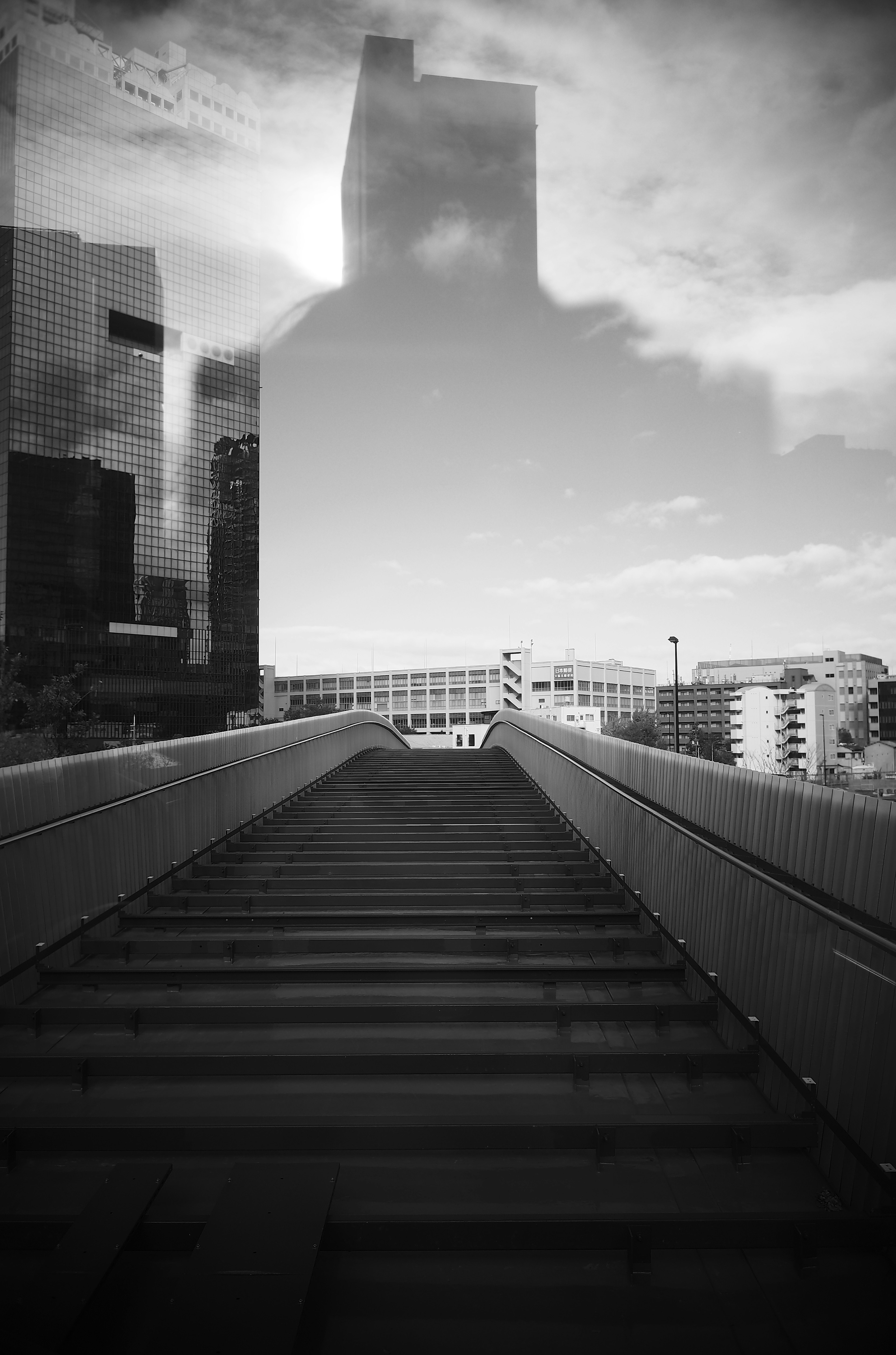 Paysage urbain en noir et blanc avec une structure semblable à un escalier et des ombres de bâtiment en arrière-plan