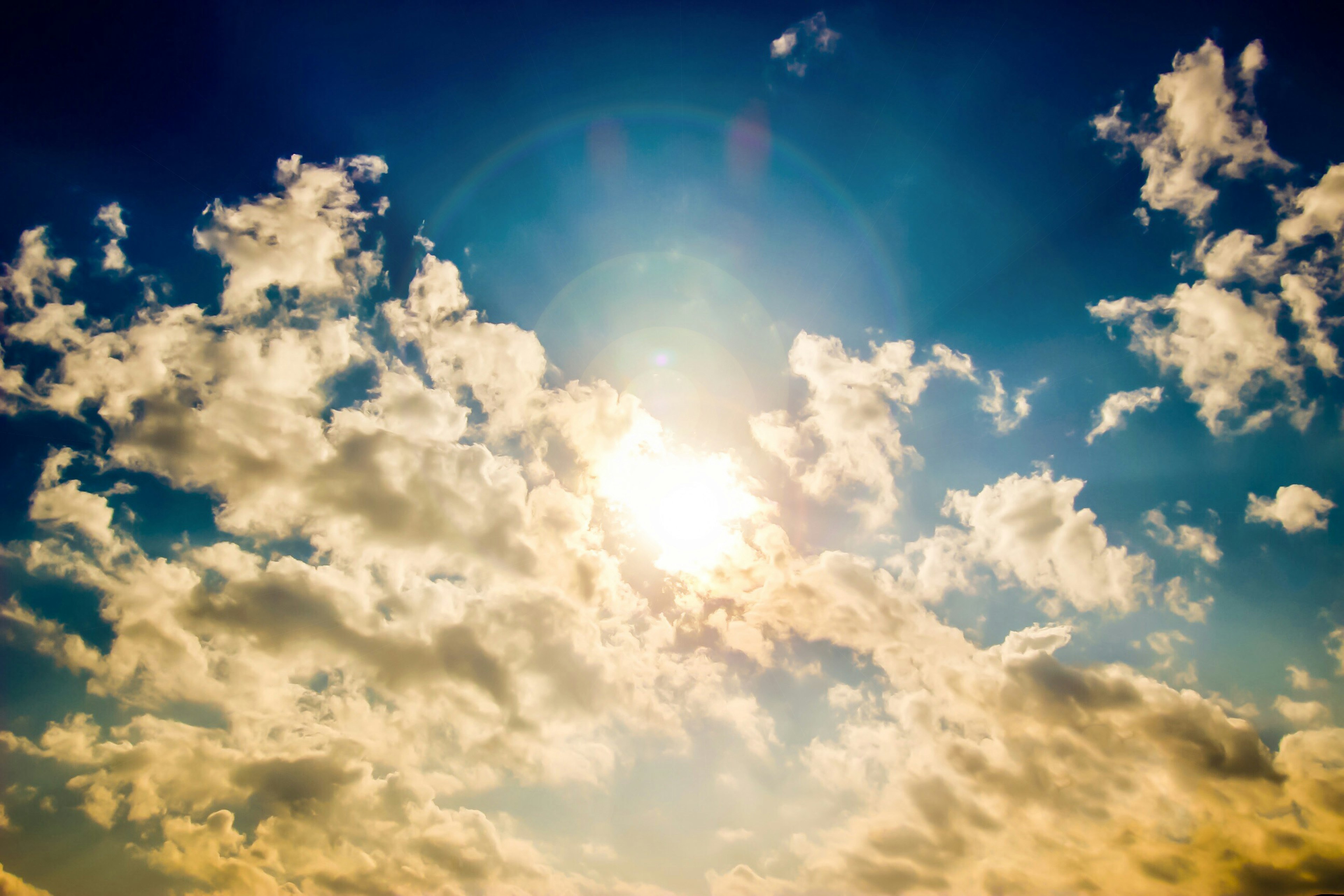 Cielo diurno con sfondo blu e nuvole bianche