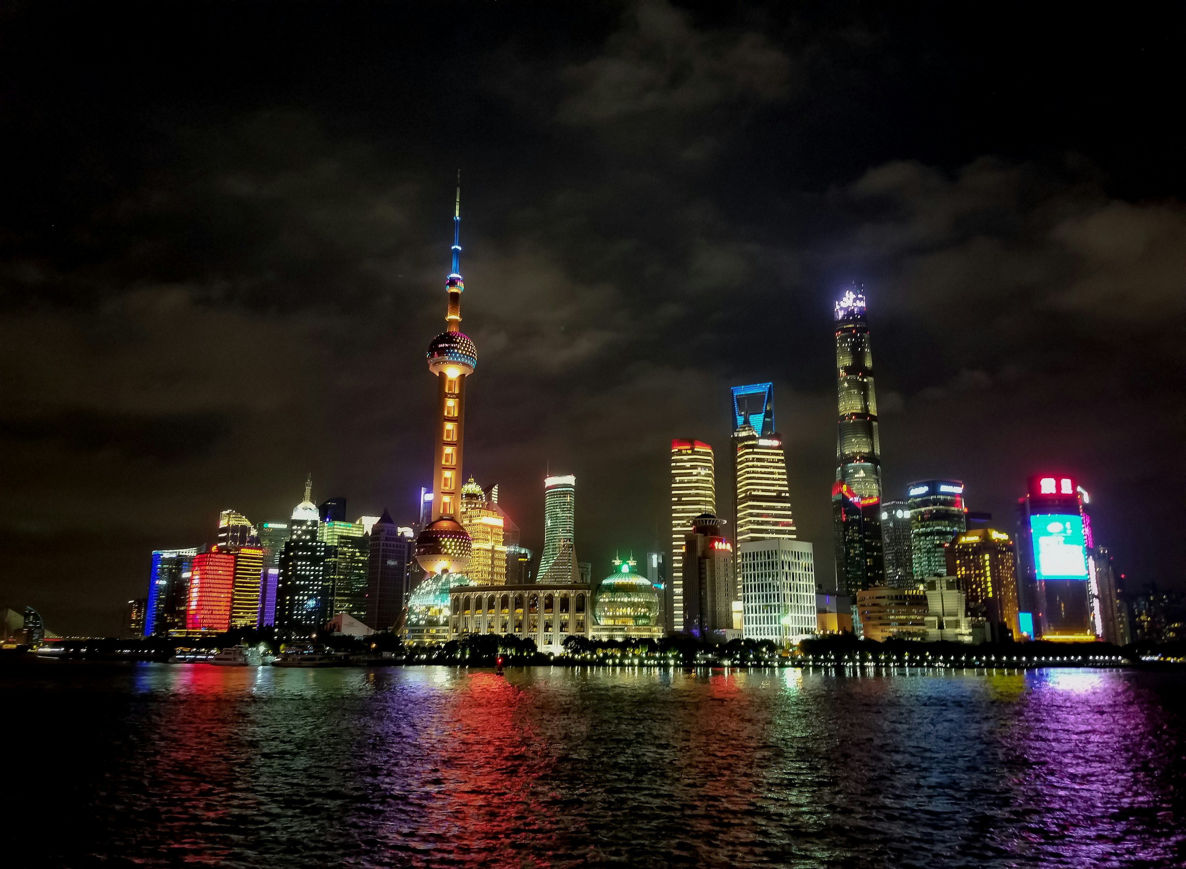 Beeindruckende Nachtansicht der Skyline von Shanghai mit beleuchteten Gebäuden