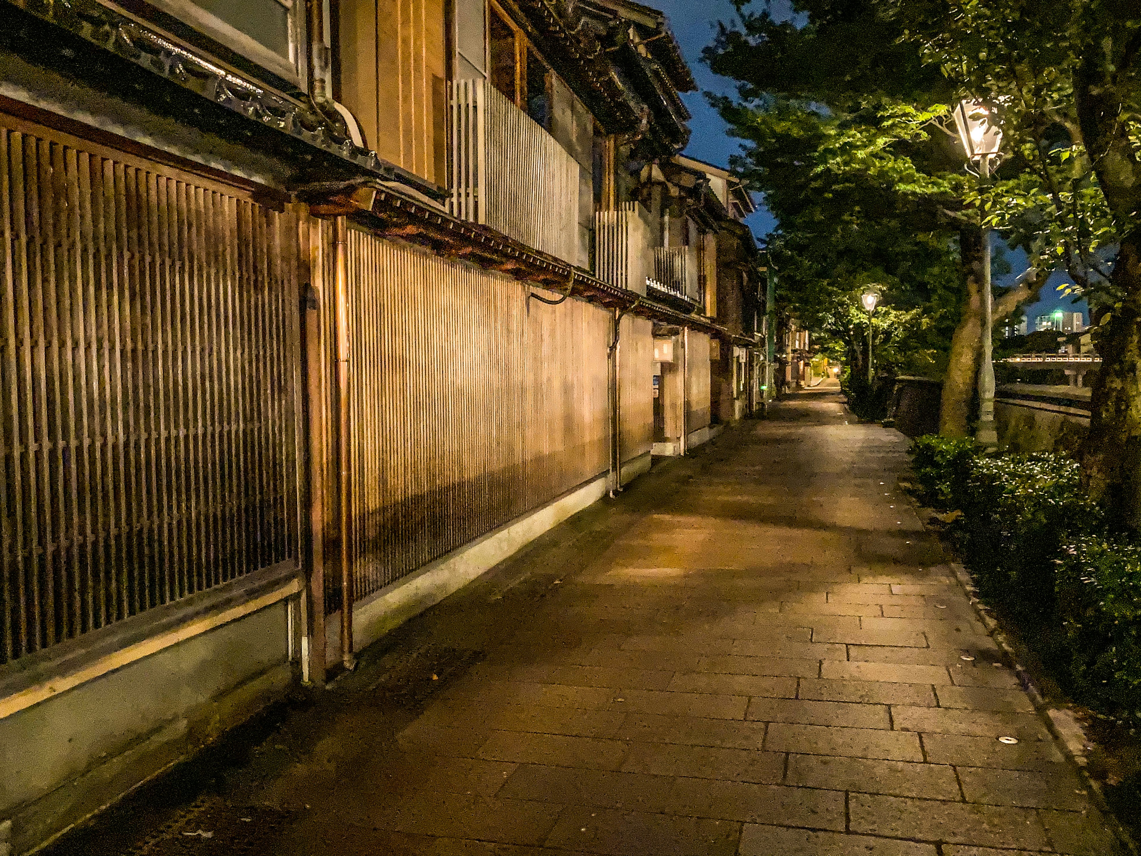 夜の古い街並みと木製の壁が特徴の静かな小道