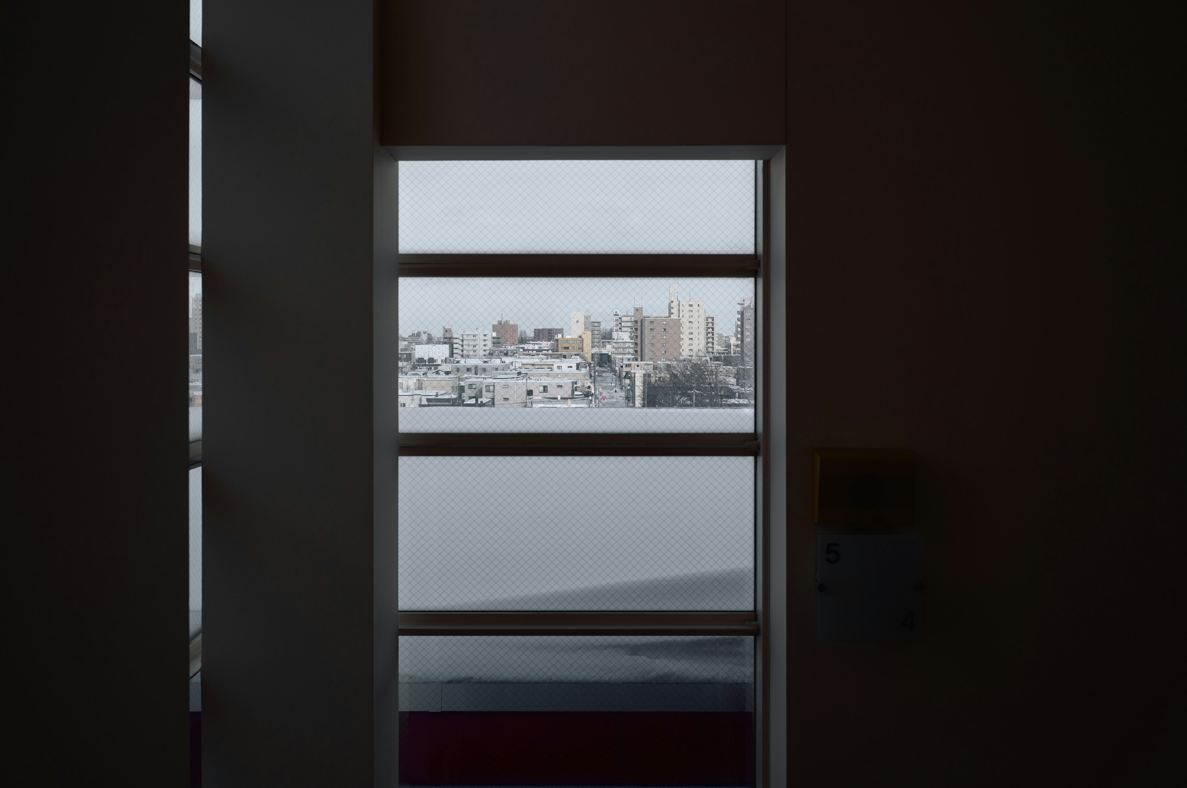 Foto que captura un paisaje urbano visible a través de una ventana