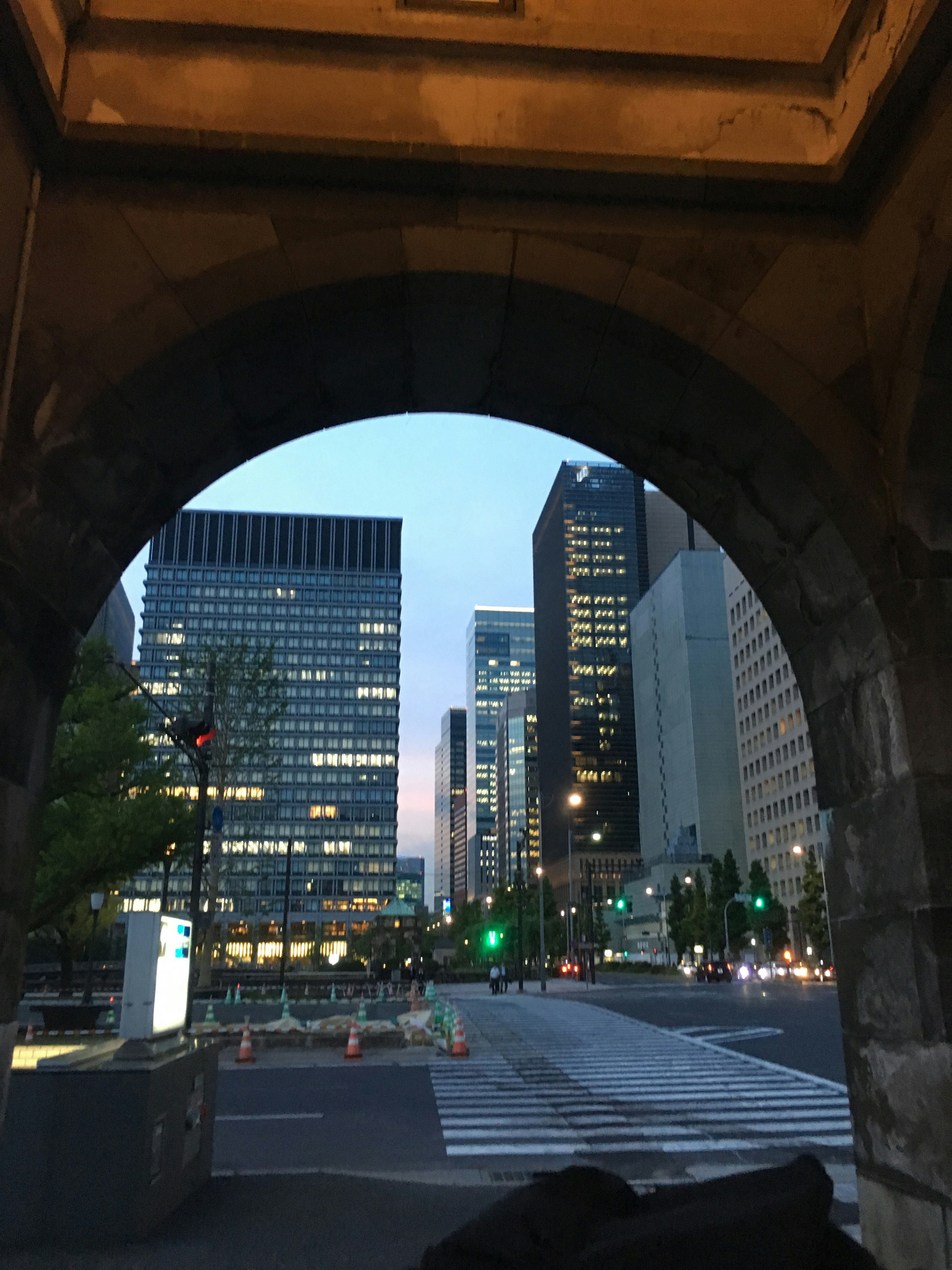 Paysage urbain vu à travers une arche avec des gratte-ciel et un ciel bleu