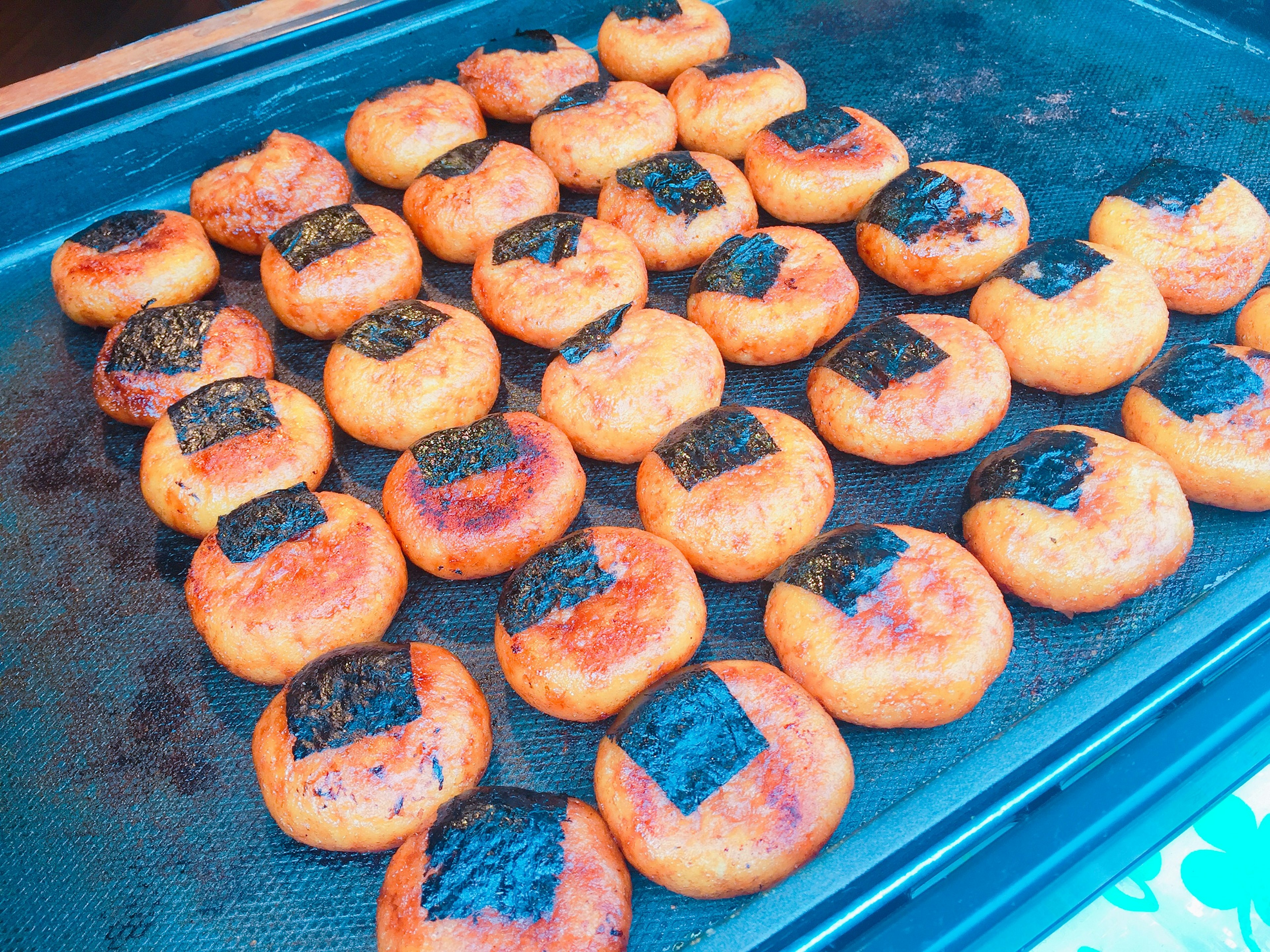 Gâteaux de riz grillés disposés sur un plateau