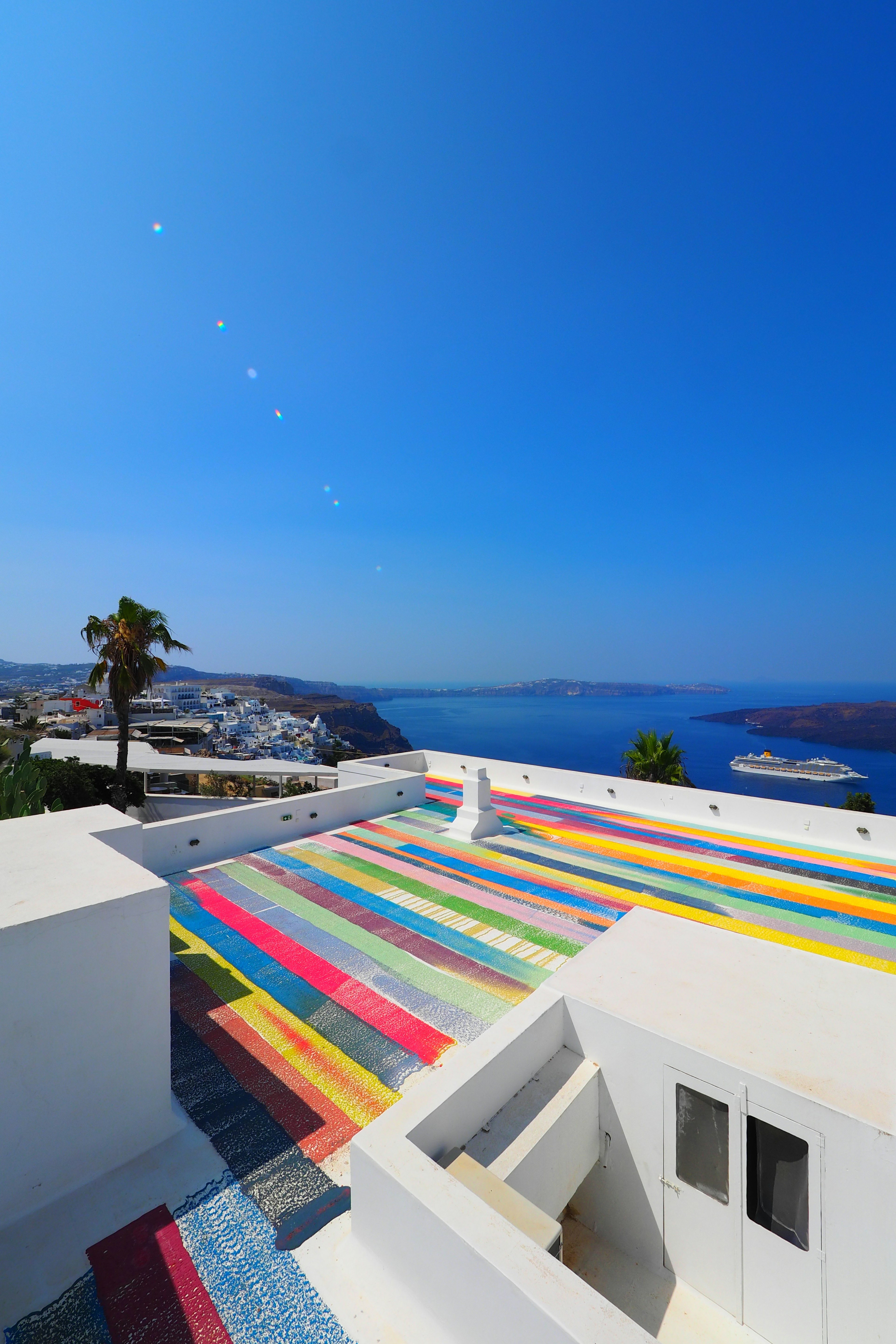 Paesaggio di Santorini con edifici bianchi e tetti colorati