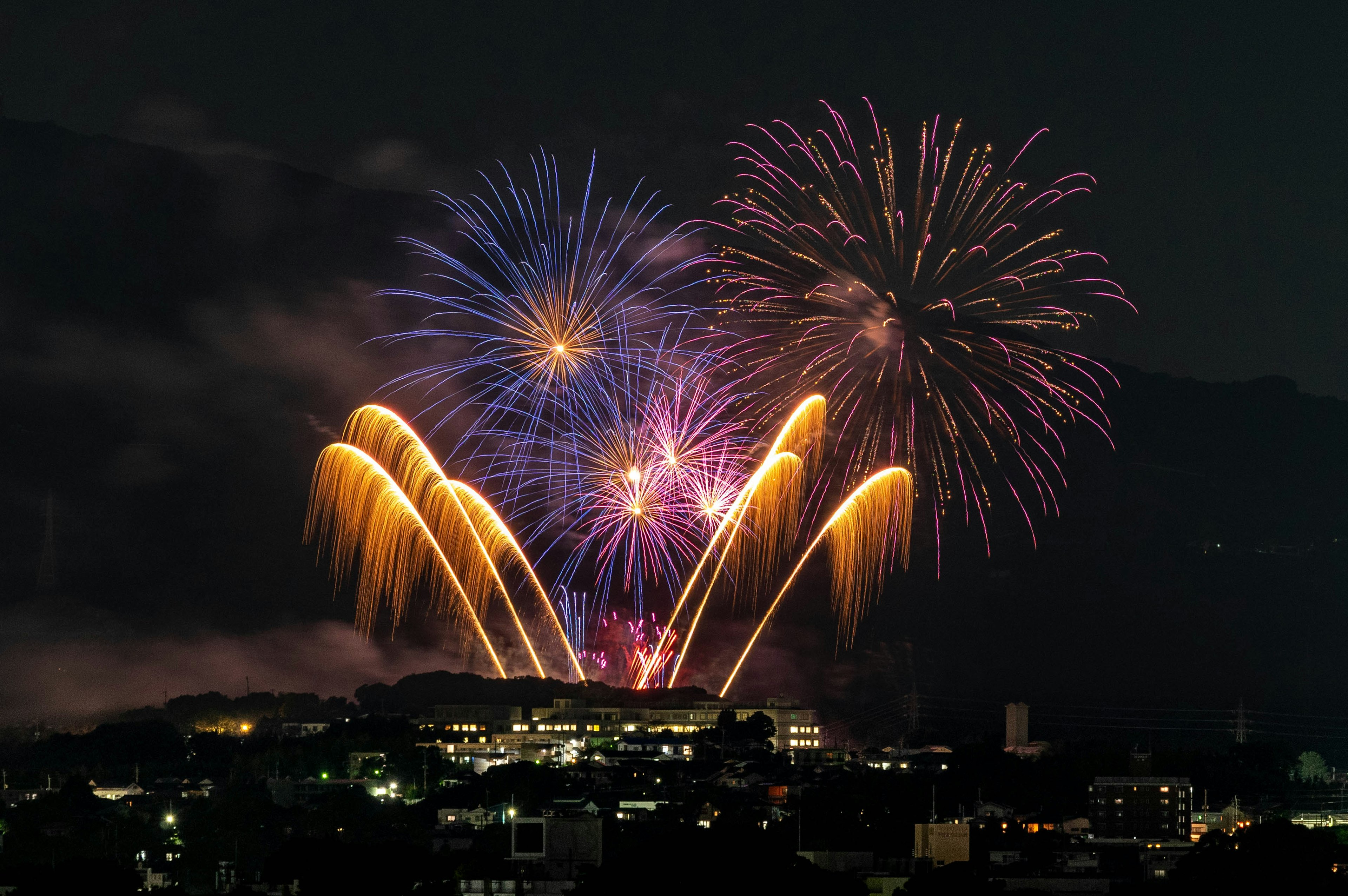 Une belle scène de feux d'artifice colorés éclatant dans le ciel nocturne