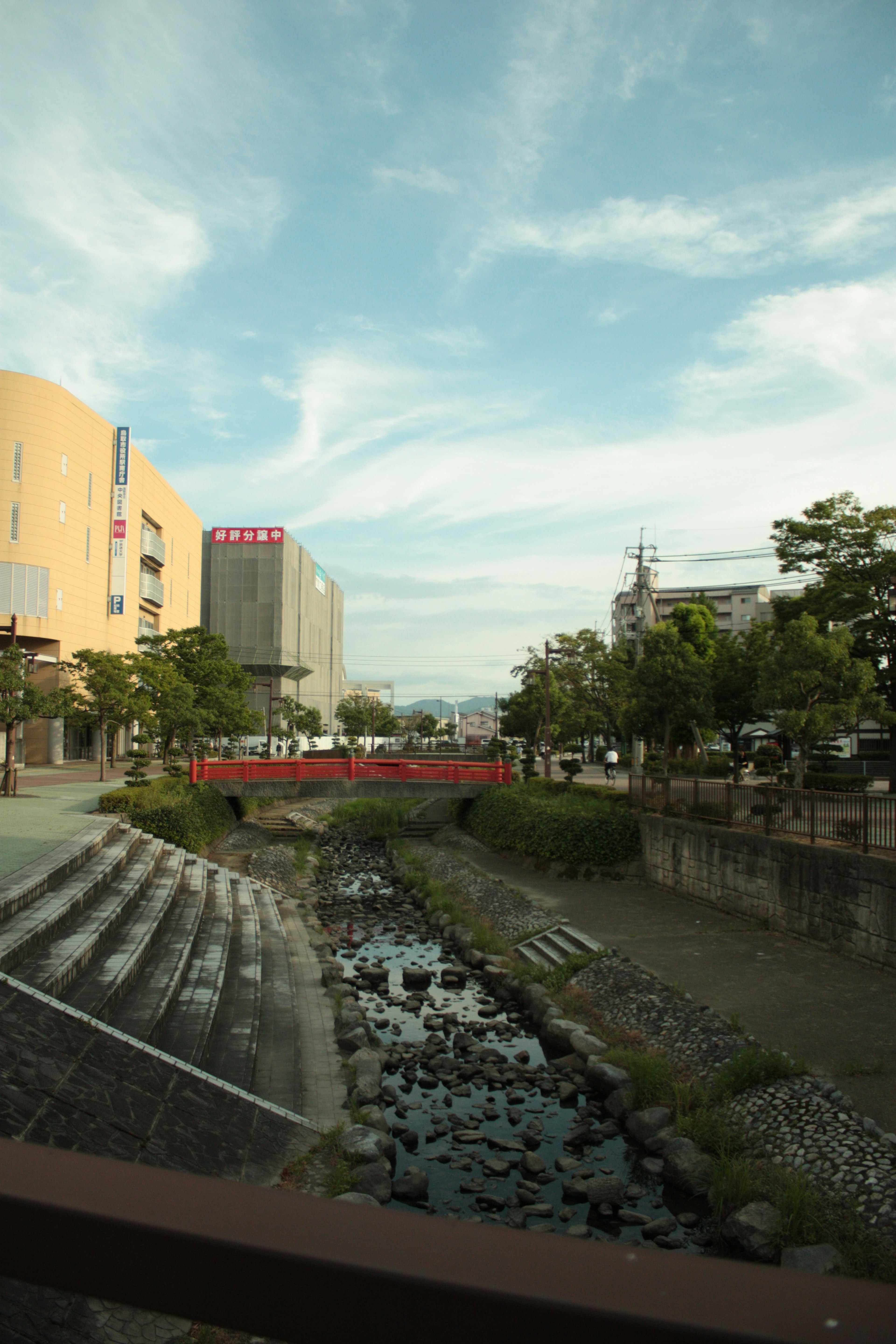 川と橋を背景にした都市の風景