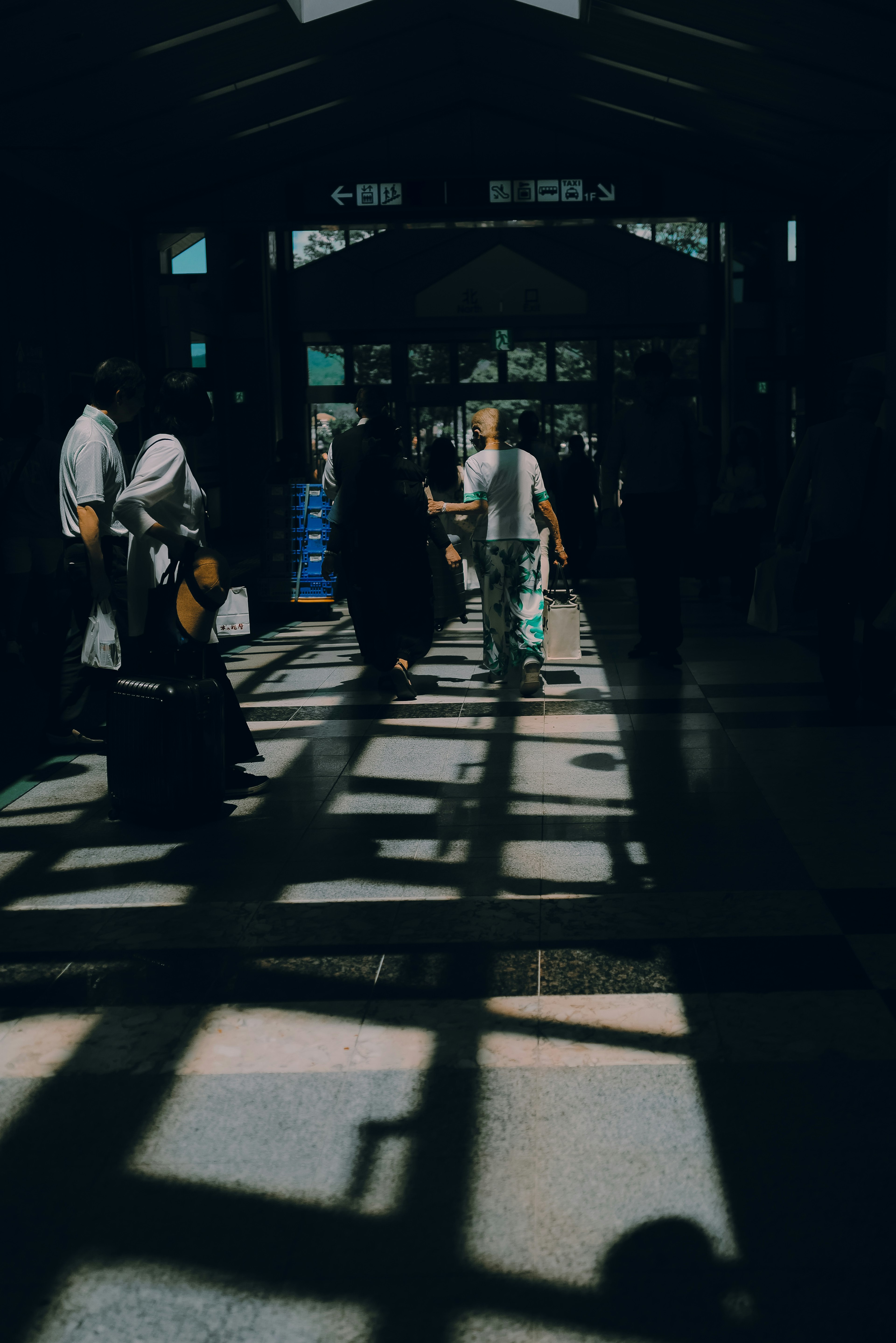 Innenansicht einer Station mit Licht- und Schattenkontrasten