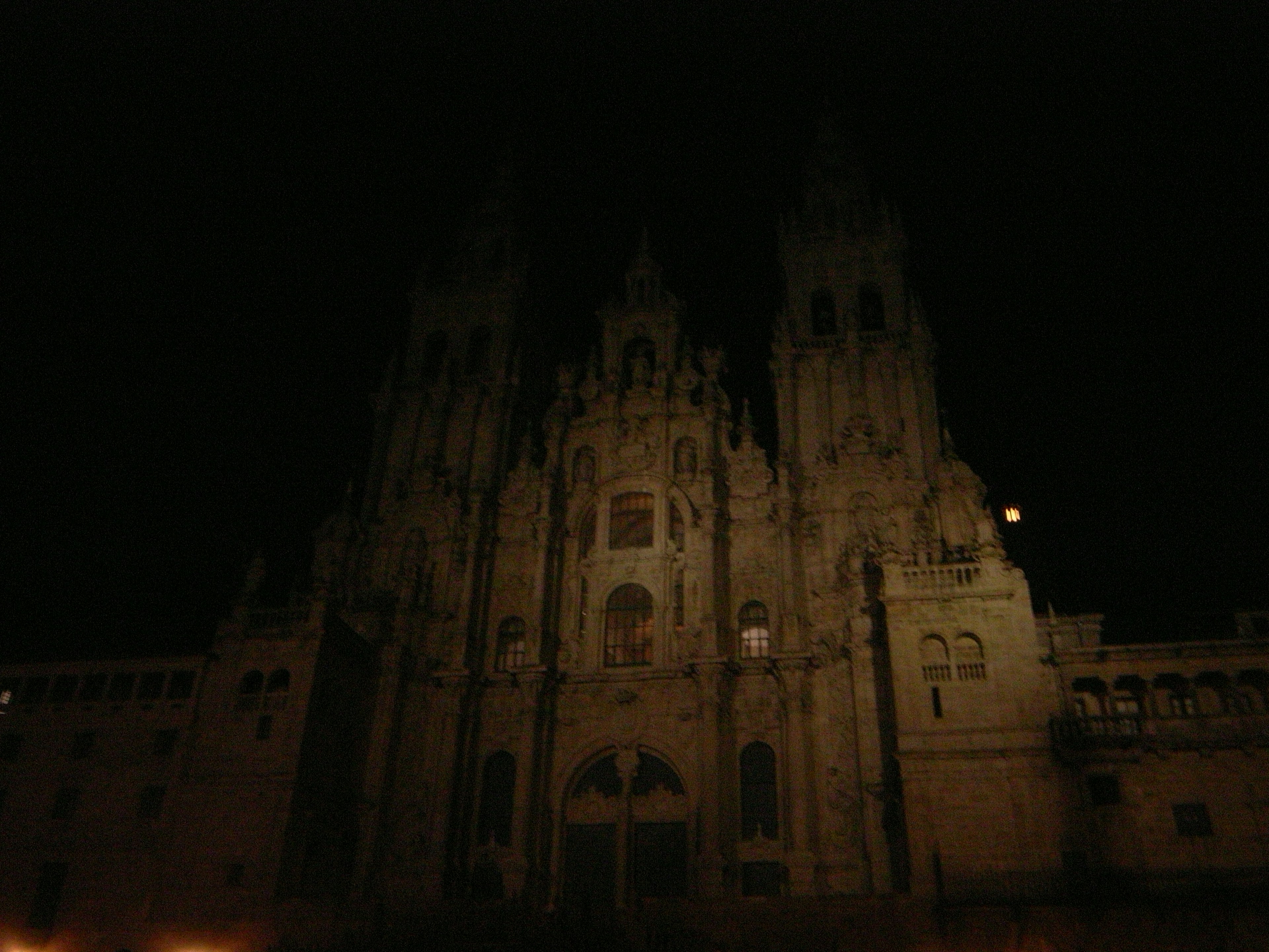 Facciata maestosa della cattedrale di Santiago de Compostela di notte