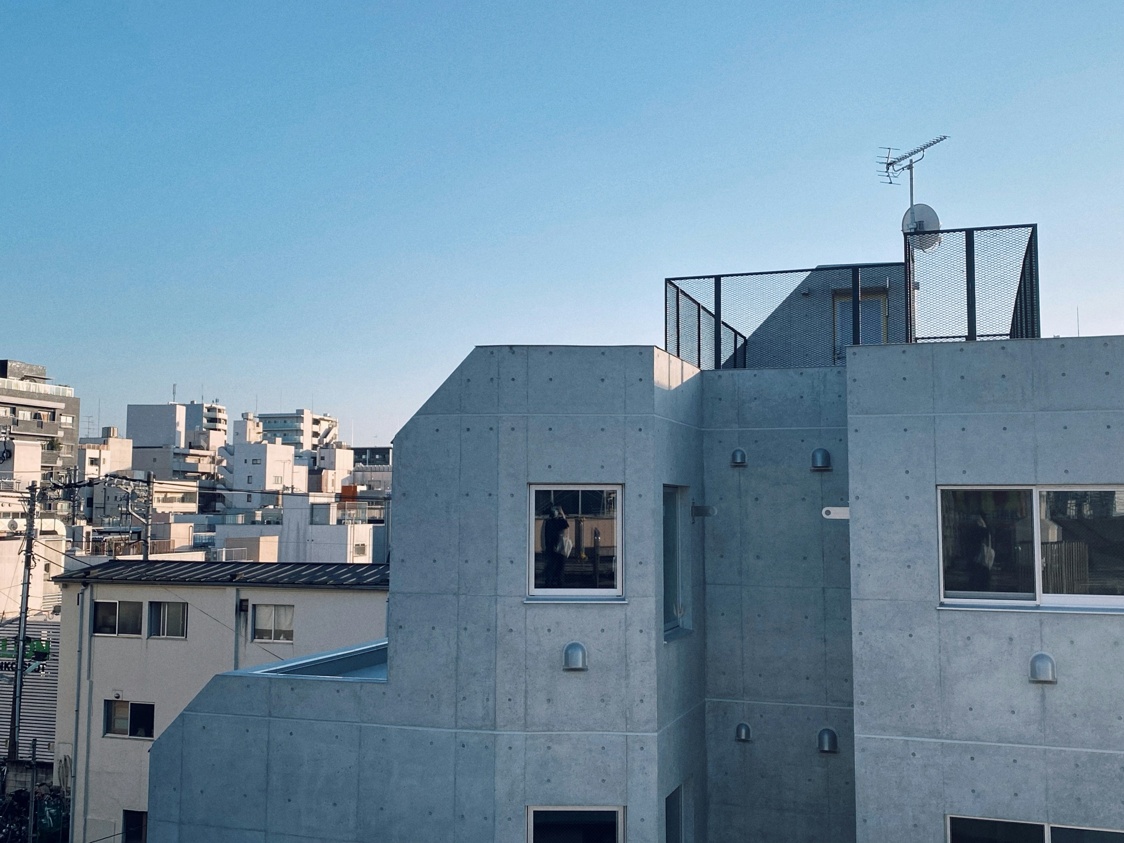 Vista esterna di un edificio in cemento sotto un cielo blu