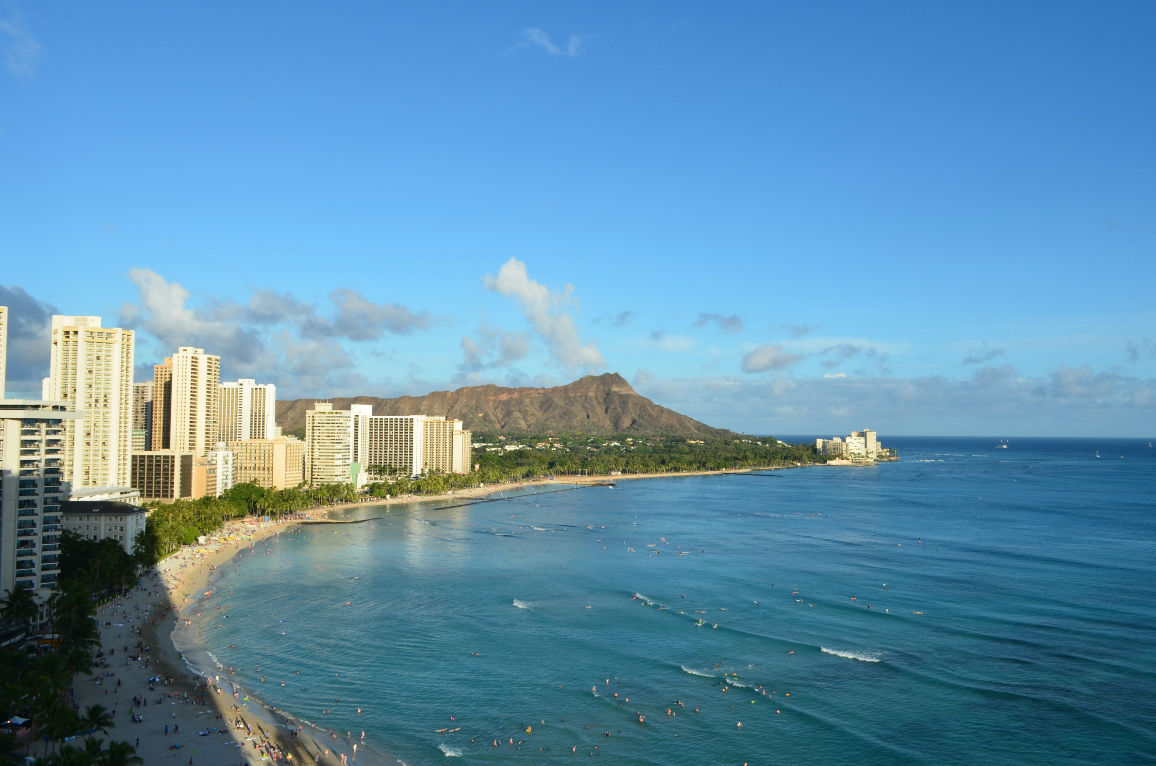 Vista de Diamond Head y la playa con océano azul