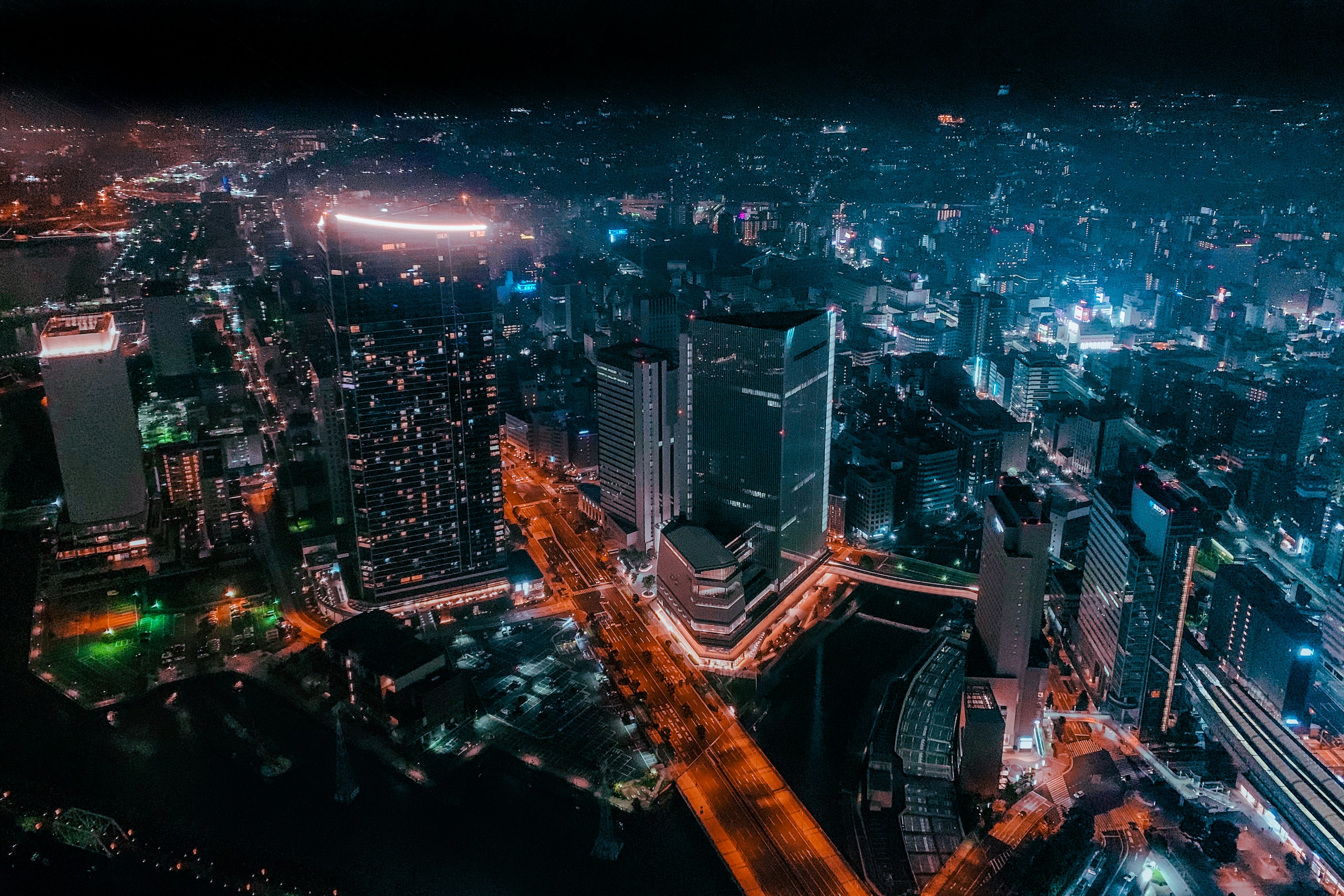 夜景の都市スカイラインと明るいビル群