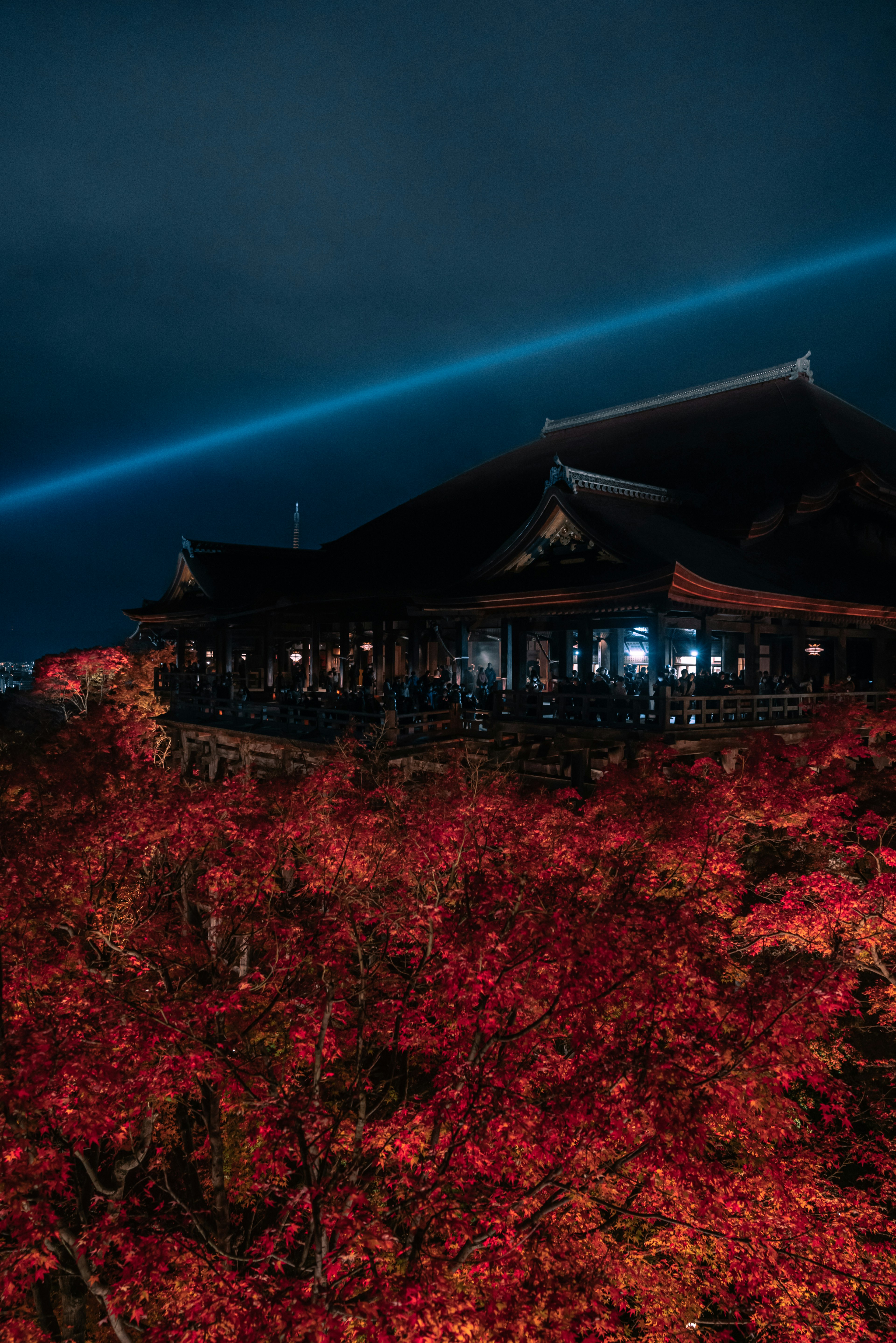 Altes japanisches Gebäude umgeben von Herbstlaub und einem blauen Lichtstrahl