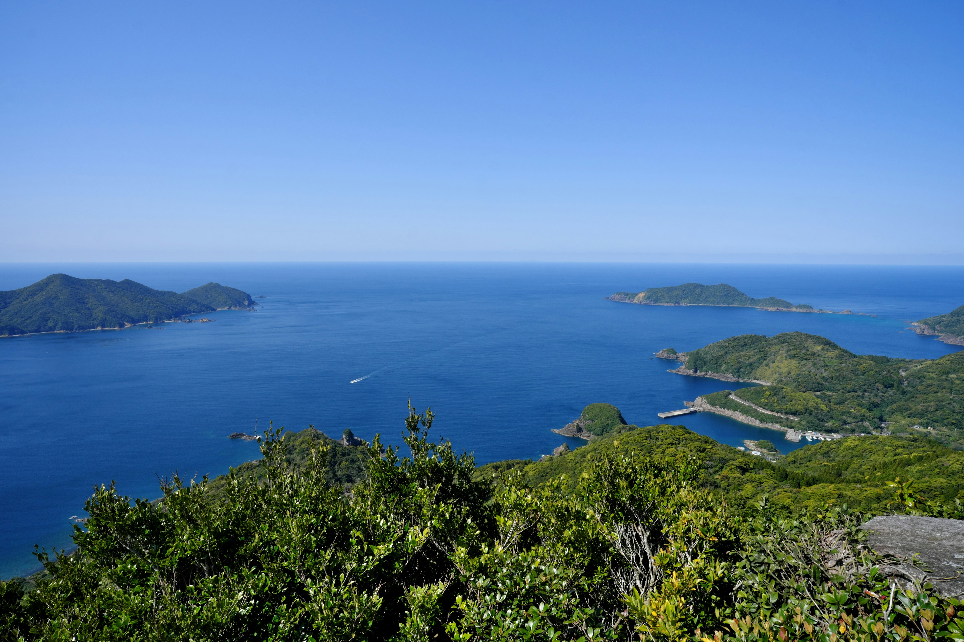 Schöne Landschaft mit blauem Meer und Inseln