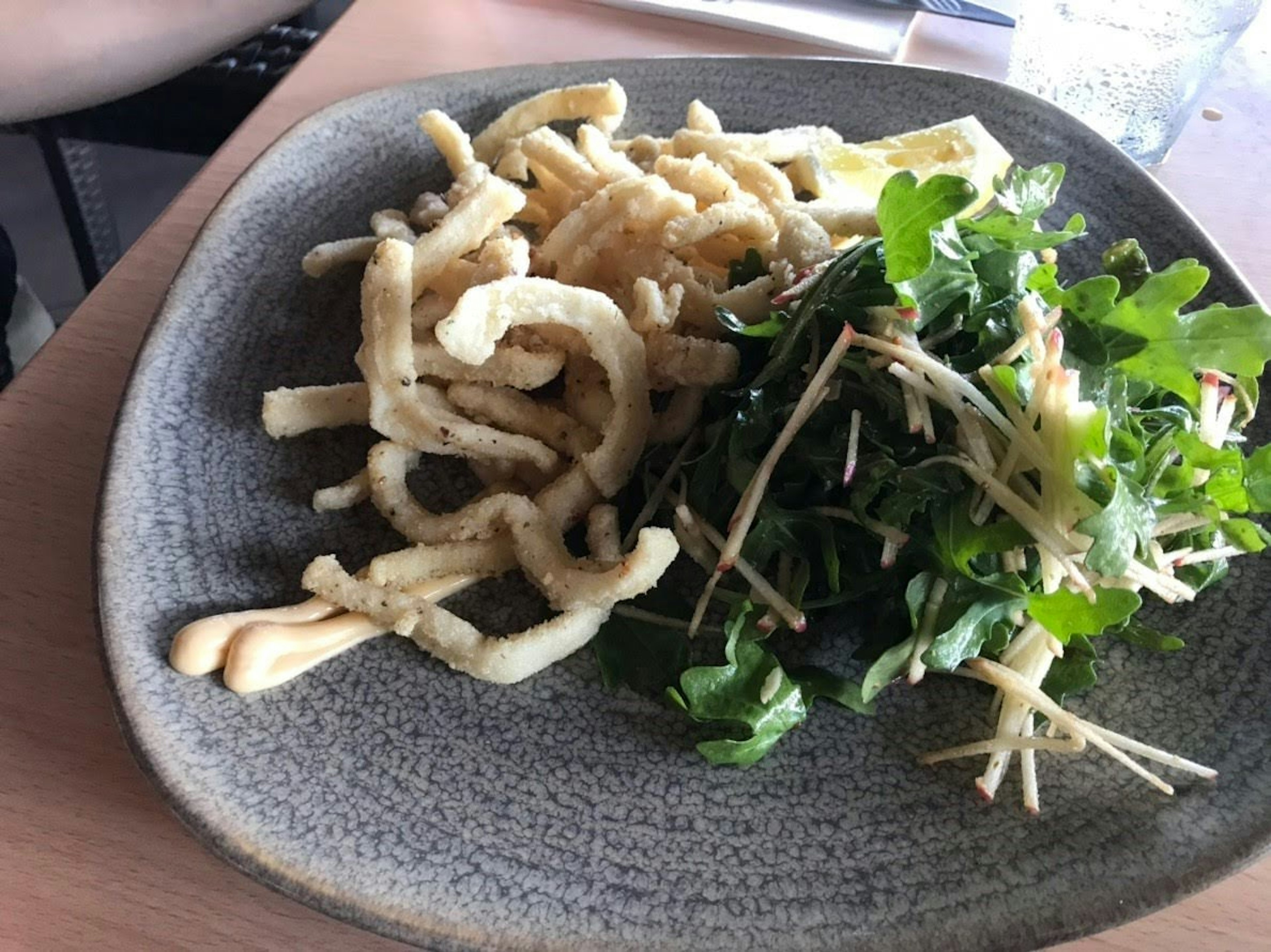 Assiette avec des nouilles frites croustillantes et des herbes fraîches