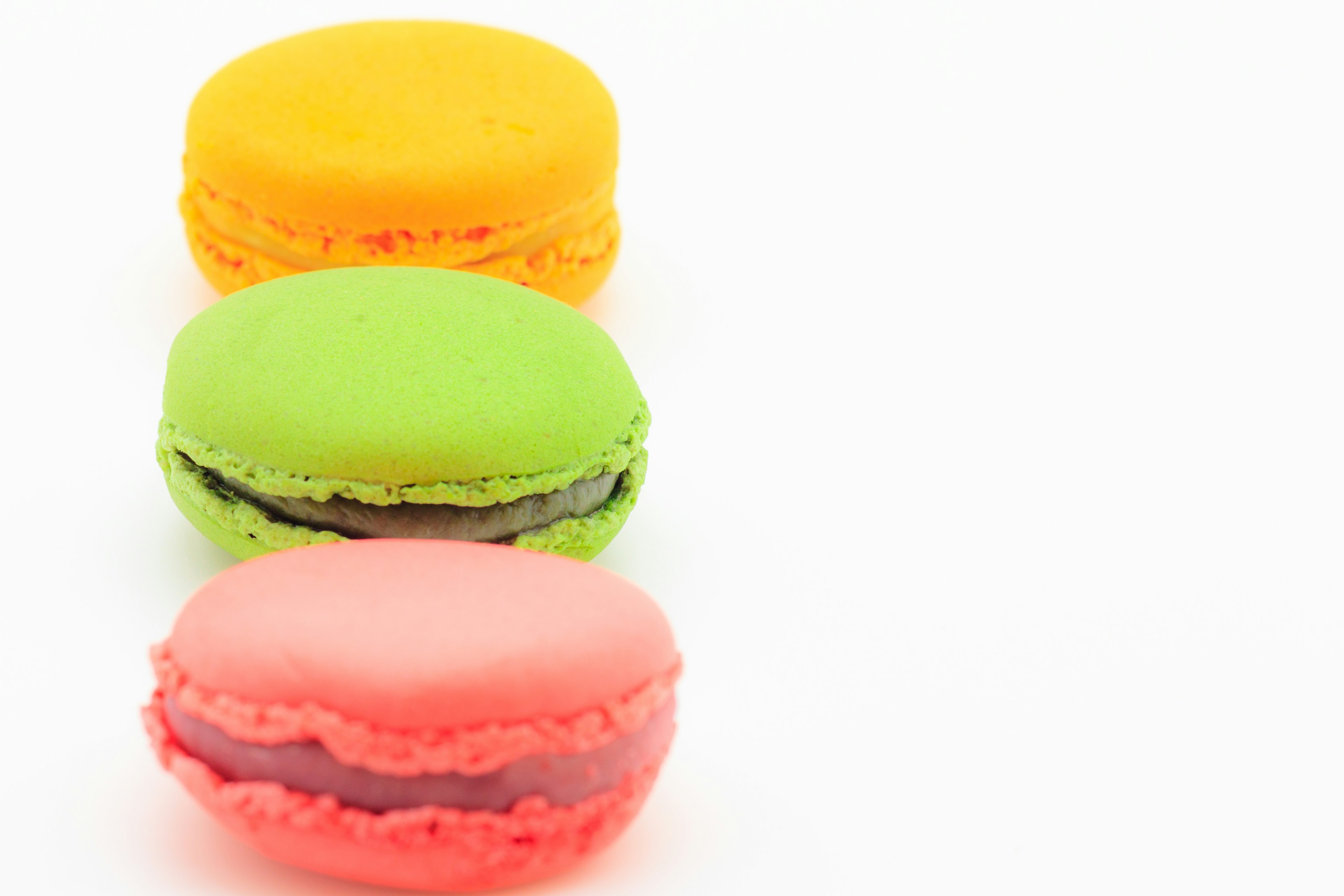 Drei bunte Macarons in einer Reihe angeordnet